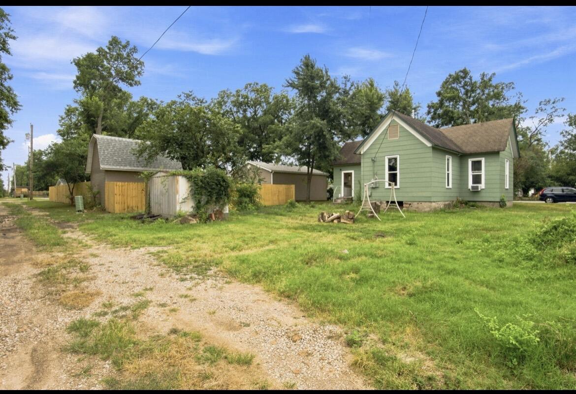 309 South Locust Street Property Photo 24