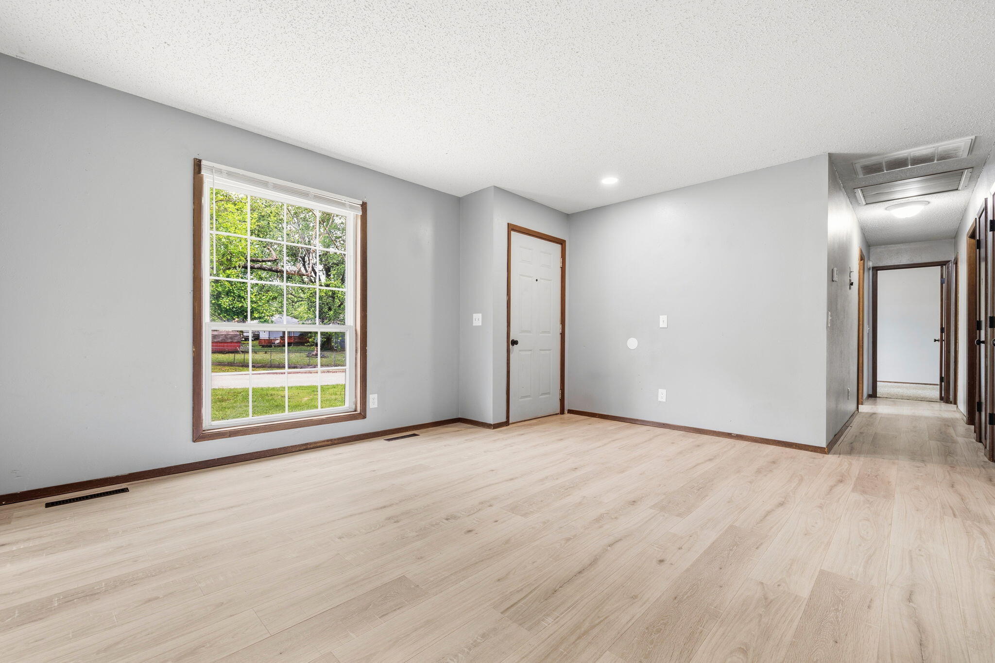 122 North Pinewood Avenue Property Photo 6