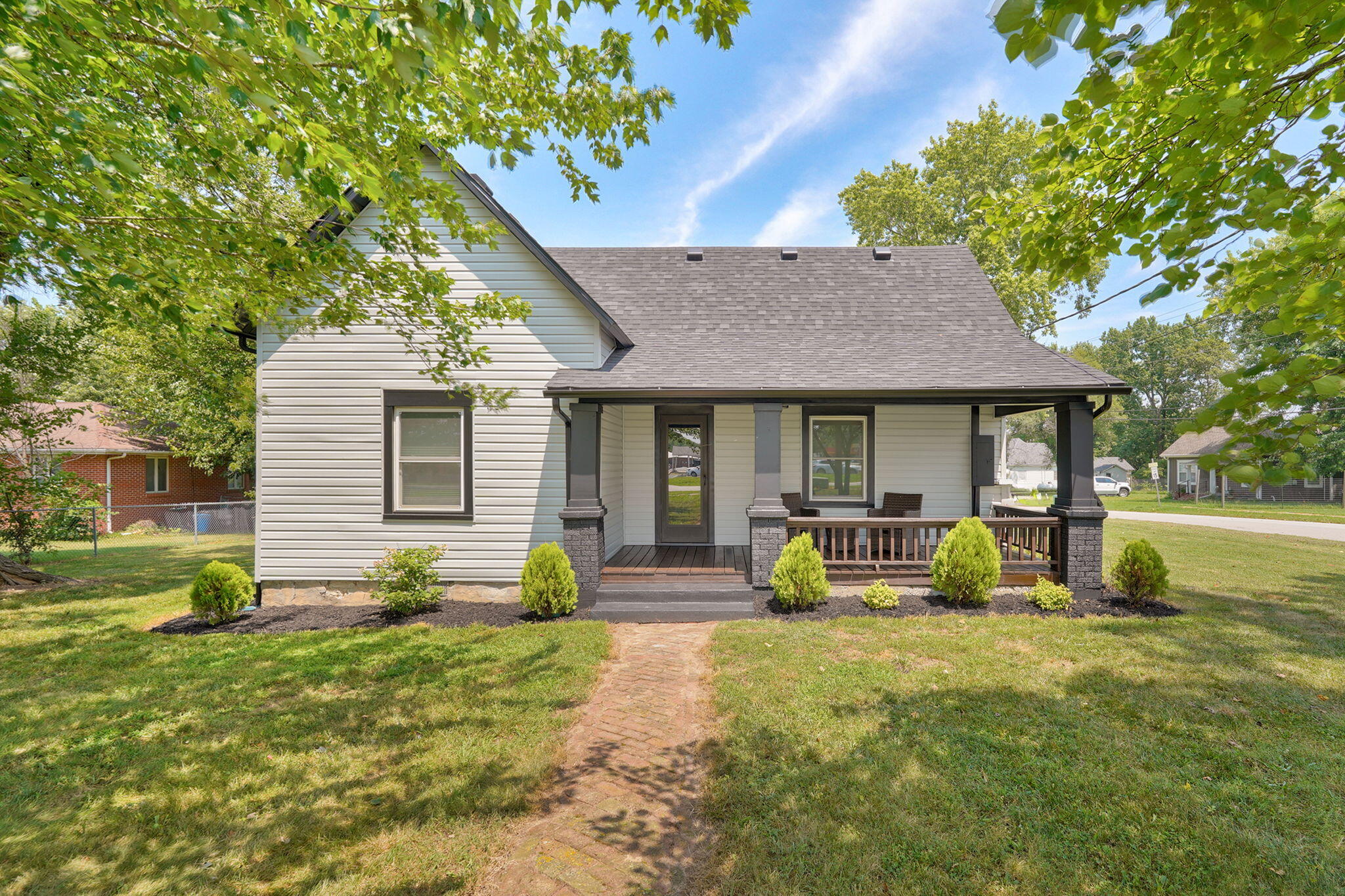 201 North Oak Avenue Property Photo 1