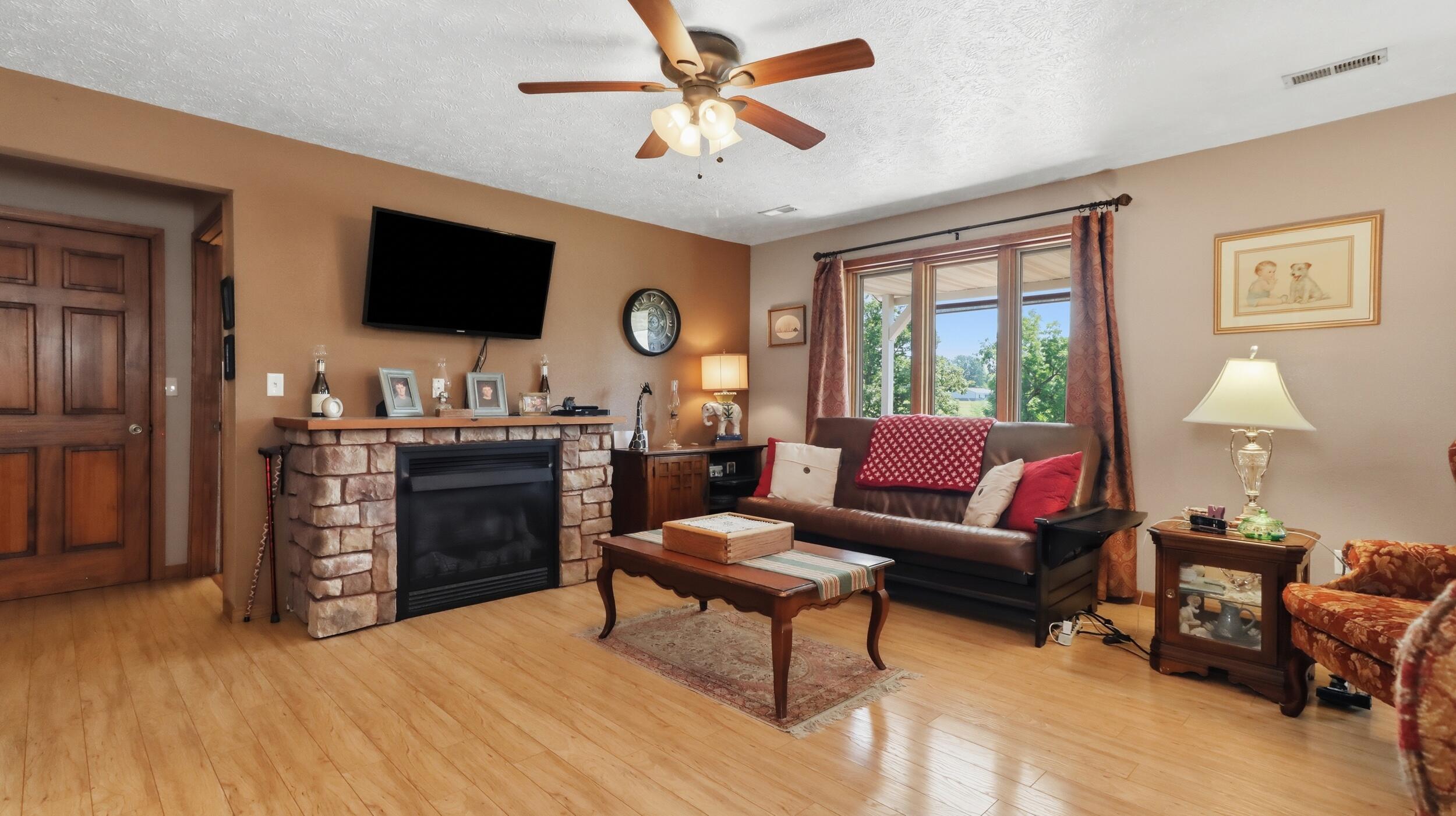 18482 Dixon Road Property Photo 8