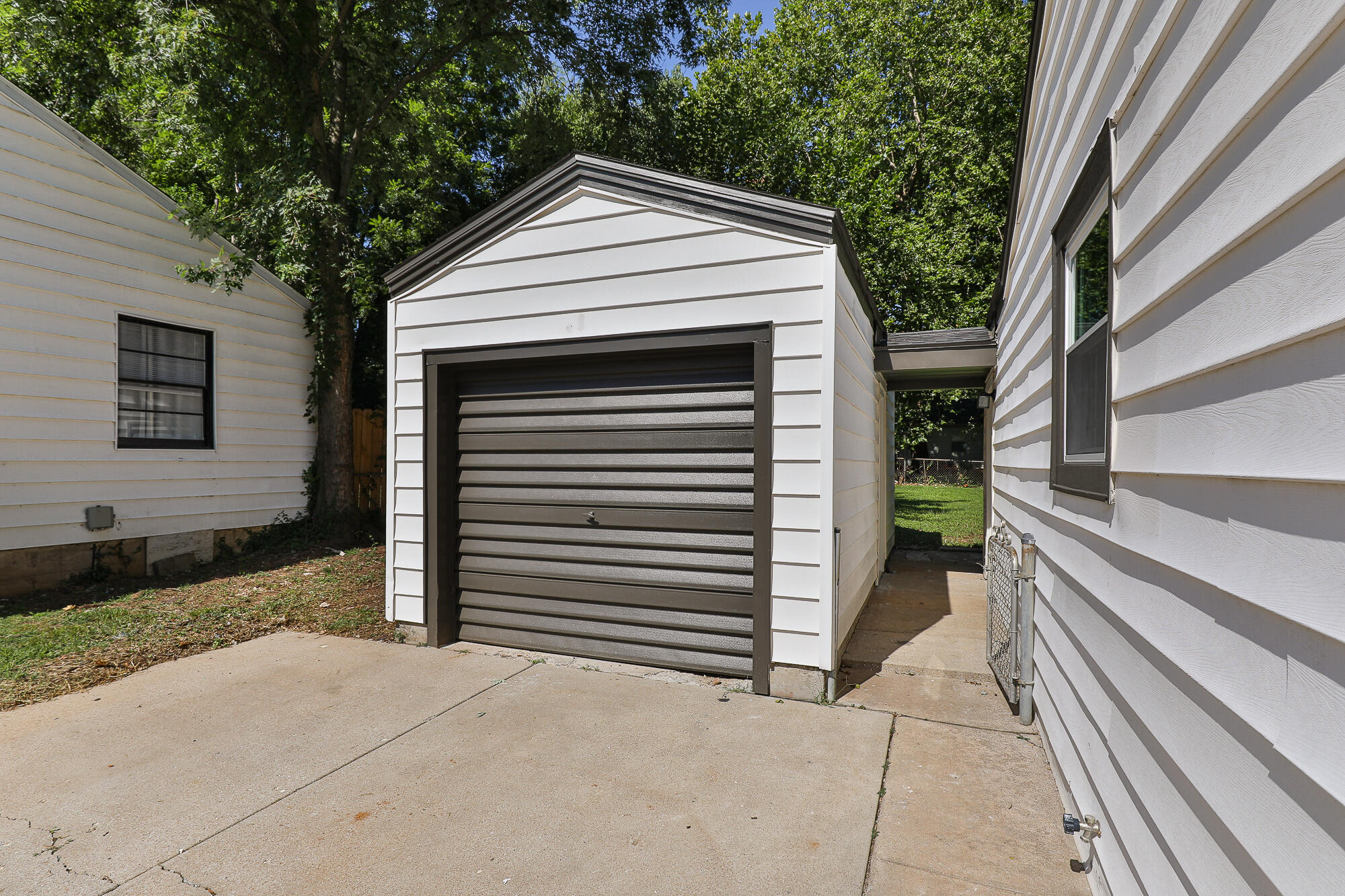1637 South Broadway Avenue Property Photo 4