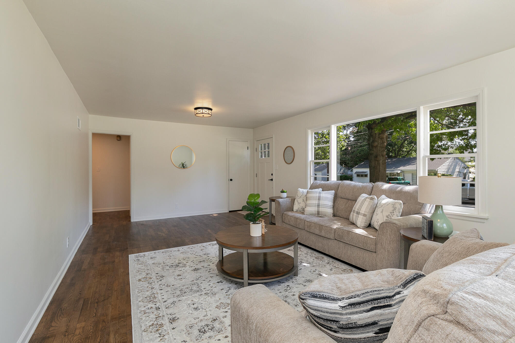 1637 South Broadway Avenue Property Photo 6