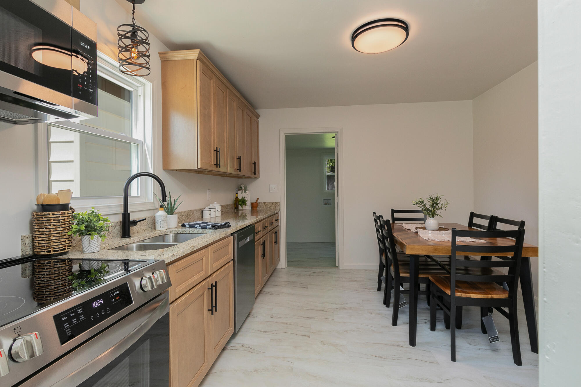 1637 South Broadway Avenue Property Photo 9