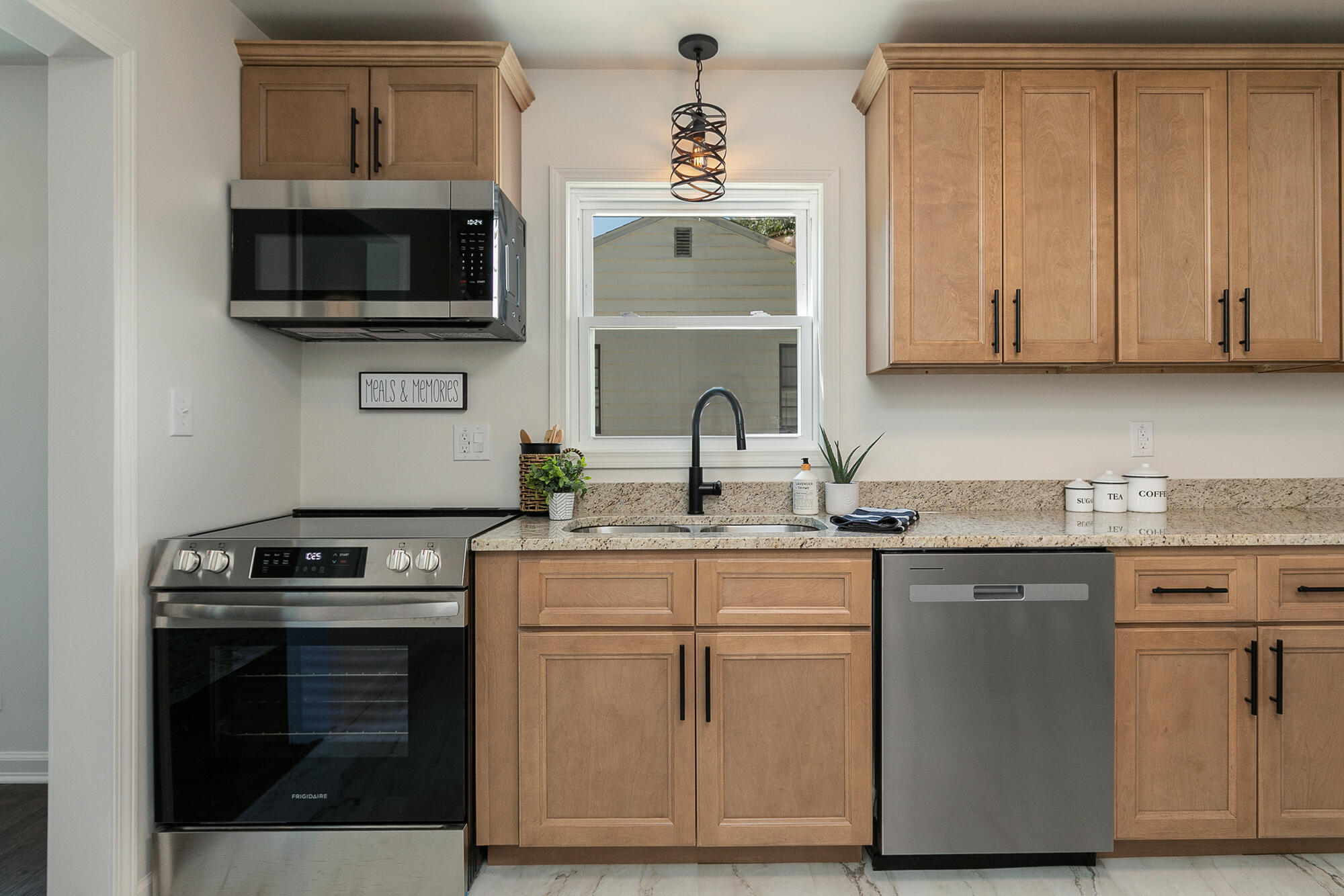 1637 South Broadway Avenue Property Photo 10