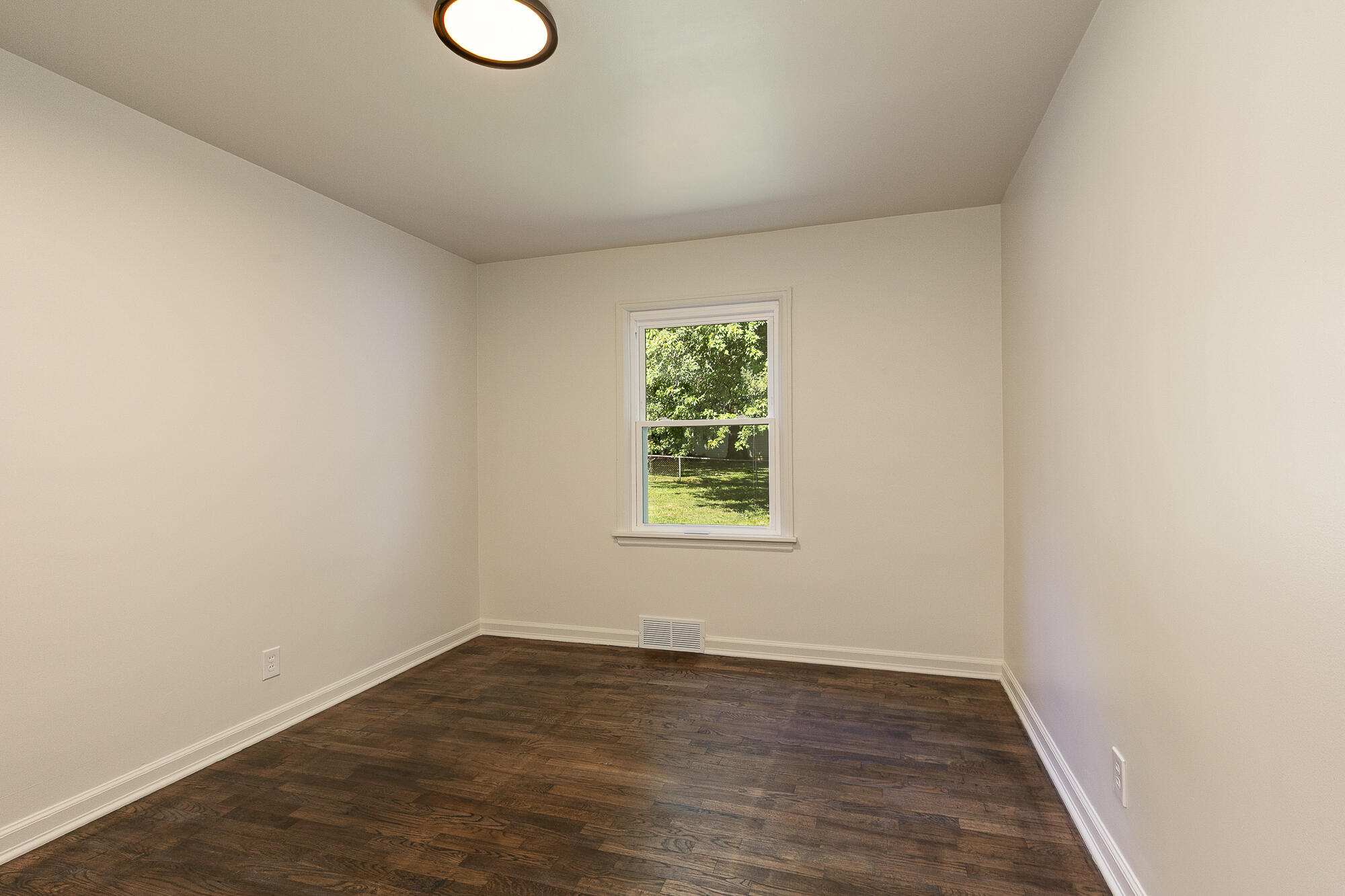 1637 South Broadway Avenue Property Photo 18