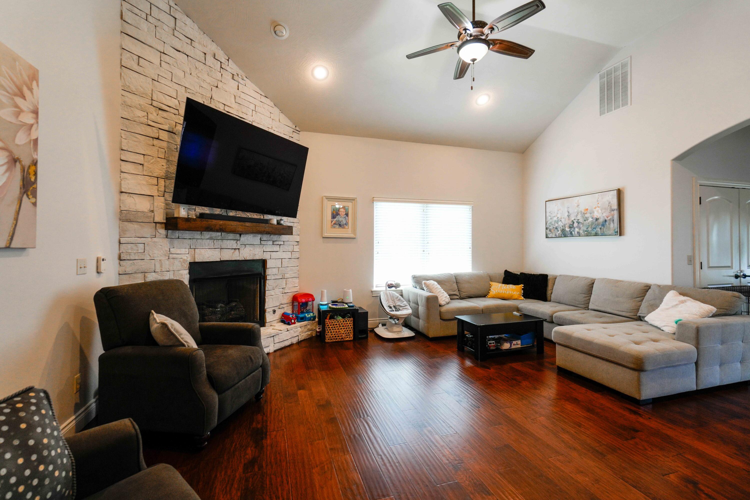 3326 South Juniper Avenue Property Photo 4
