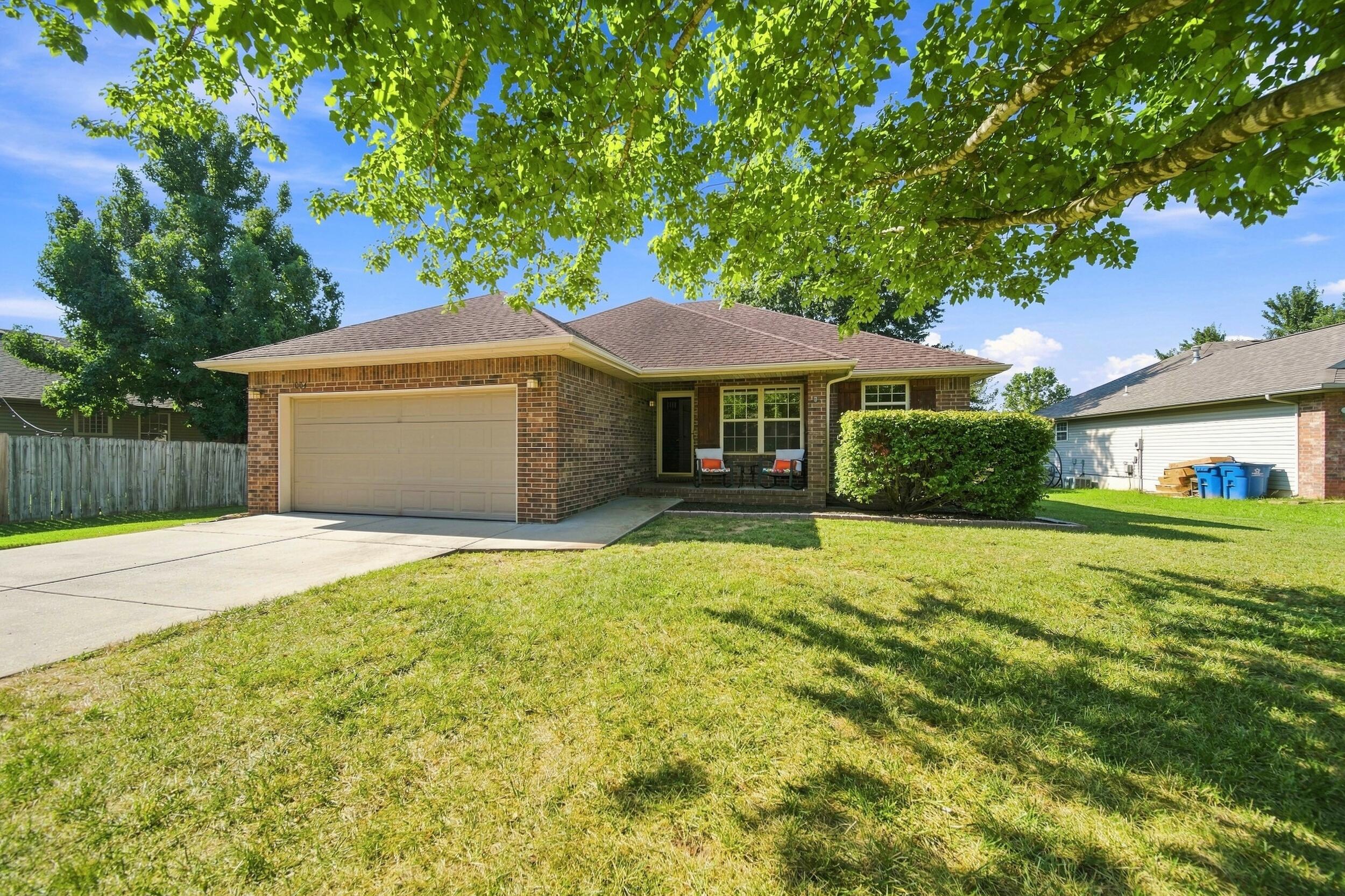 1004 Glen Oaks Drive Property Photo 1