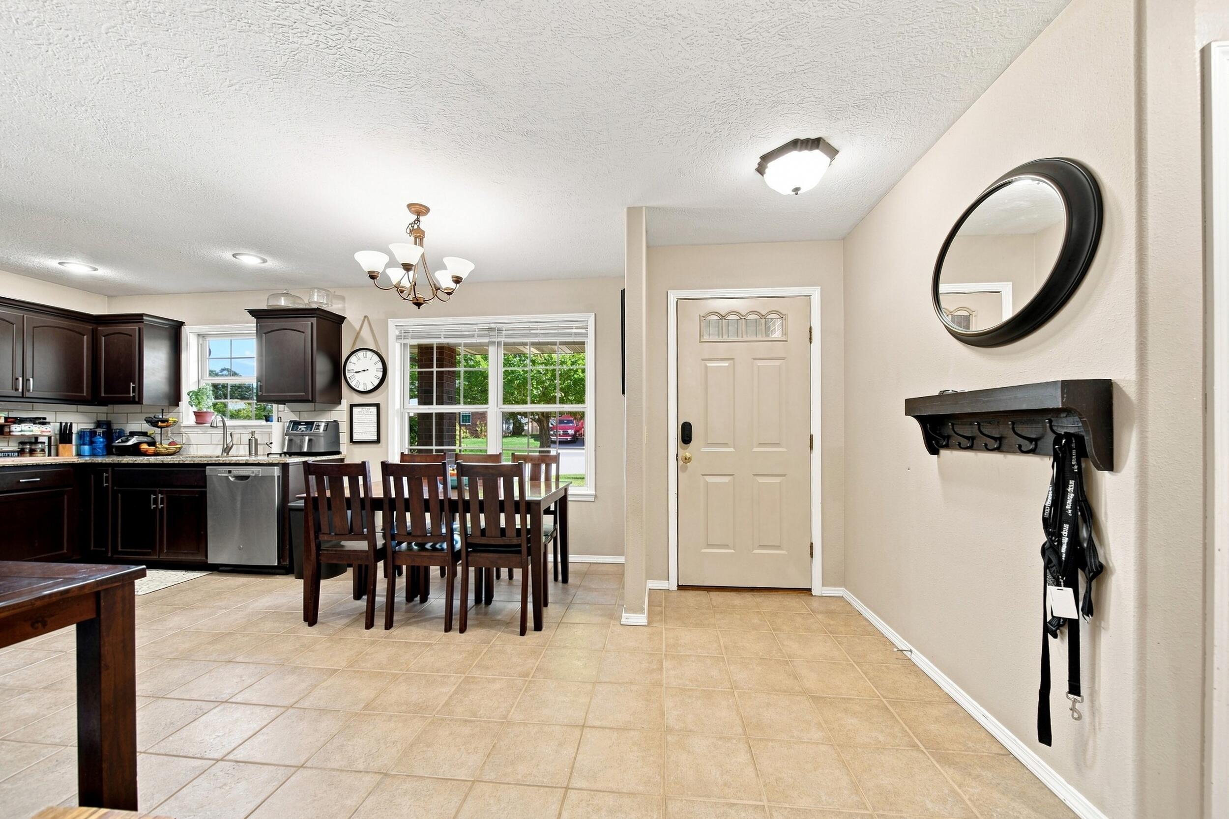1004 Glen Oaks Drive Property Photo 2