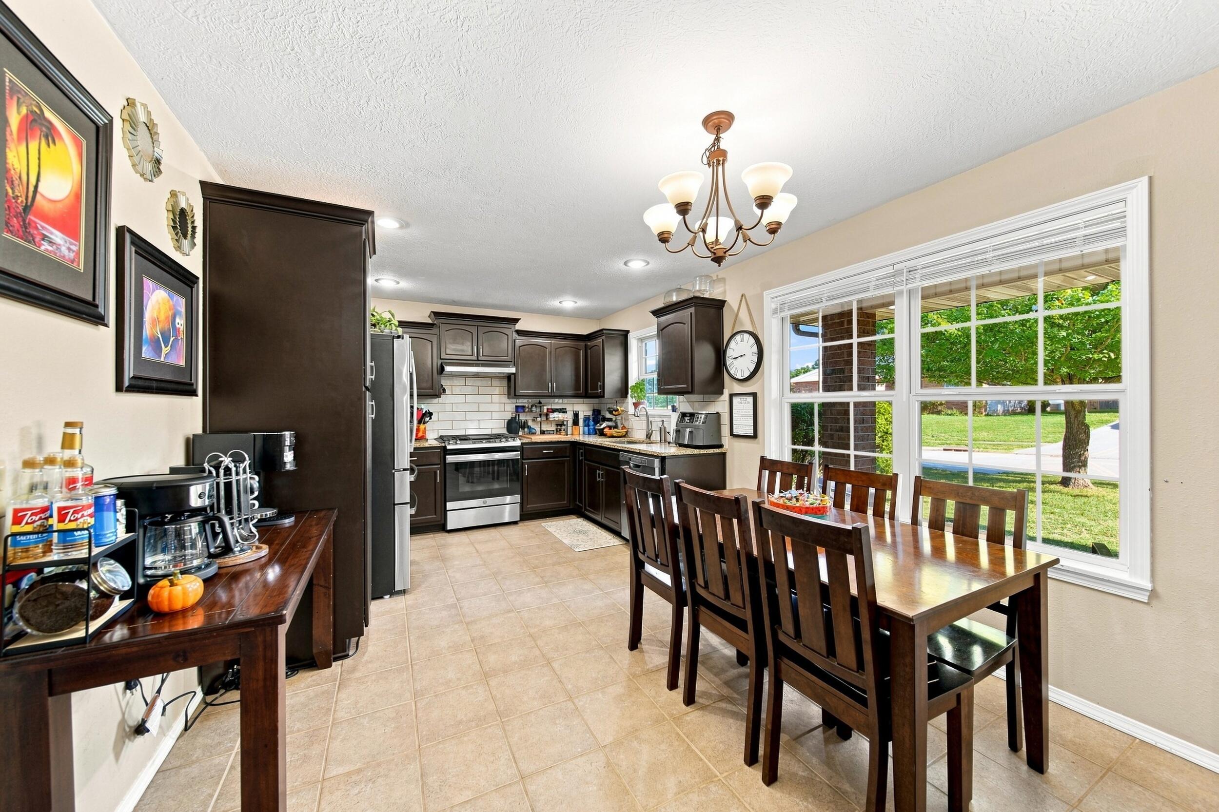 1004 Glen Oaks Drive Property Photo 3