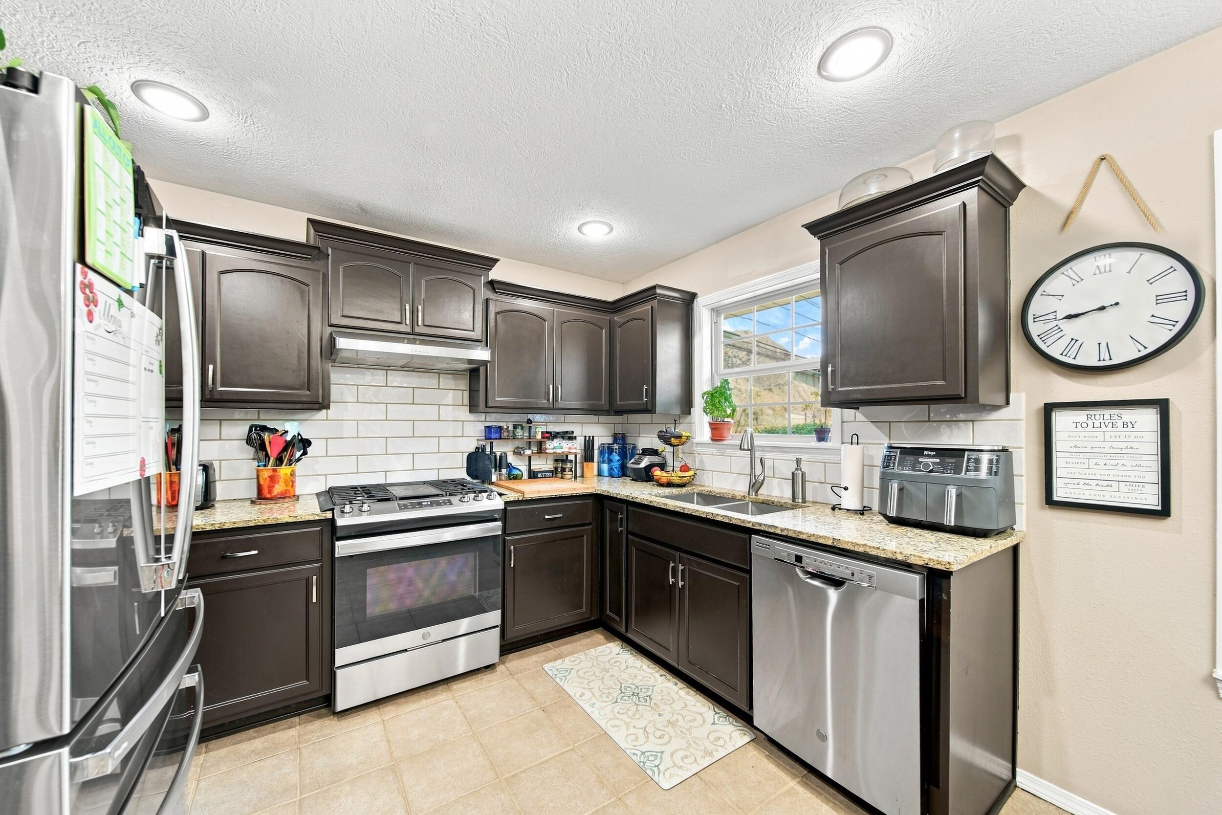 1004 Glen Oaks Drive Property Photo 5