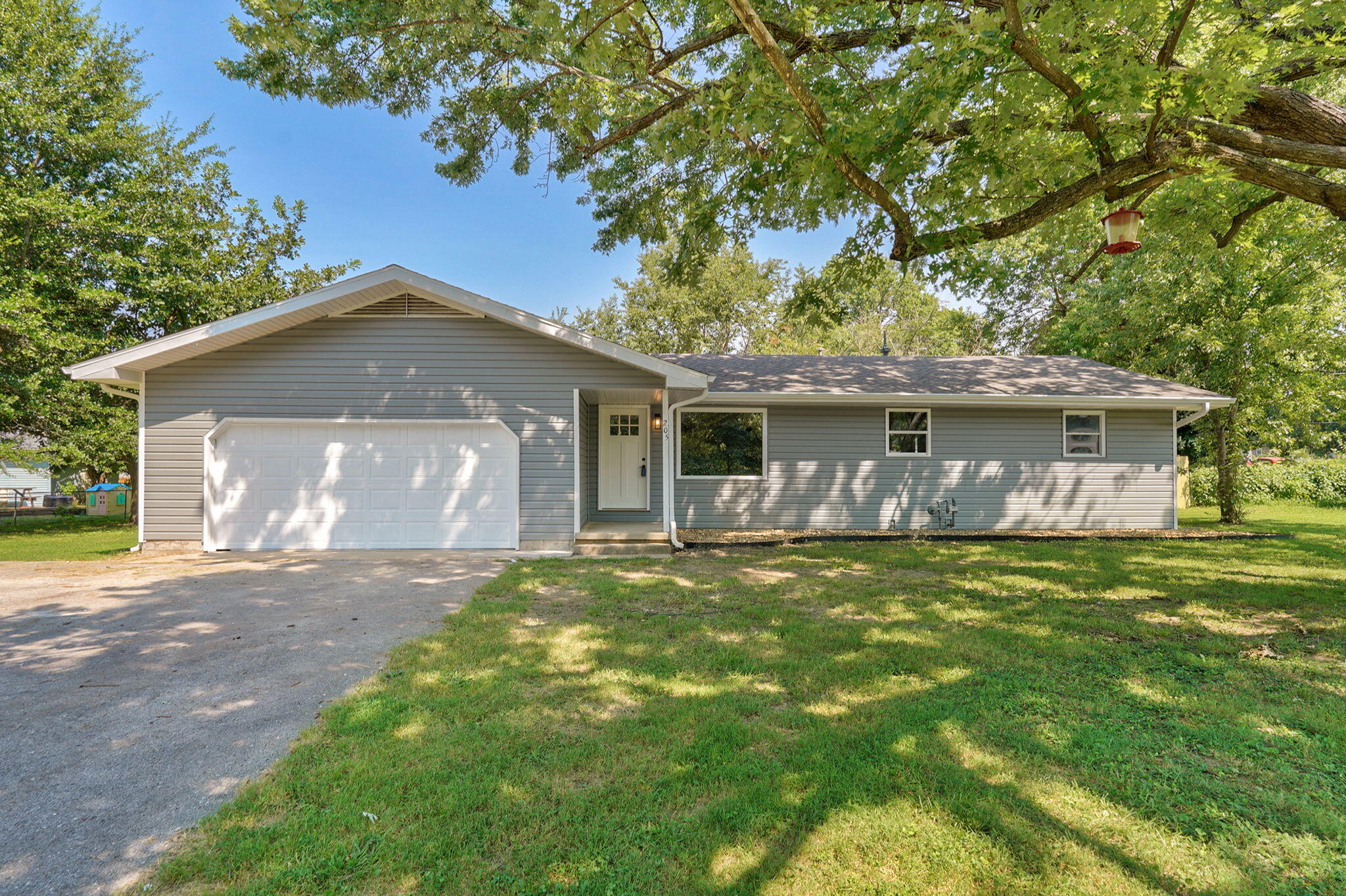 205 Kings Drive Property Photo 1