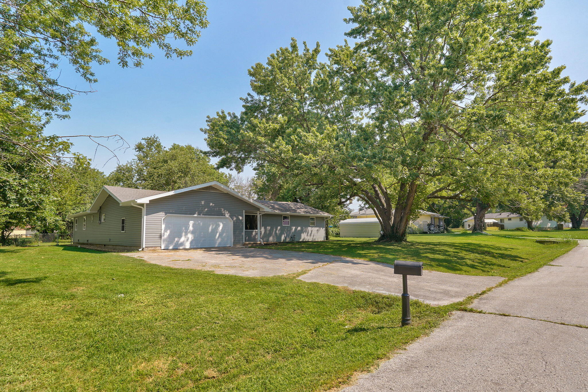 205 Kings Drive Property Photo 2