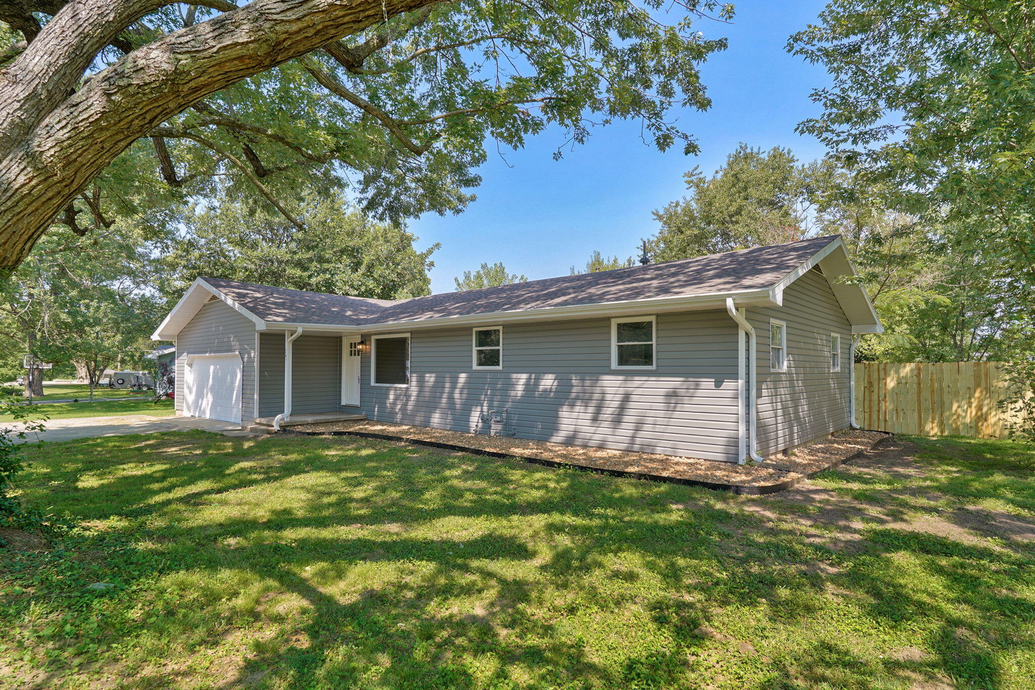 205 Kings Drive Property Photo 3