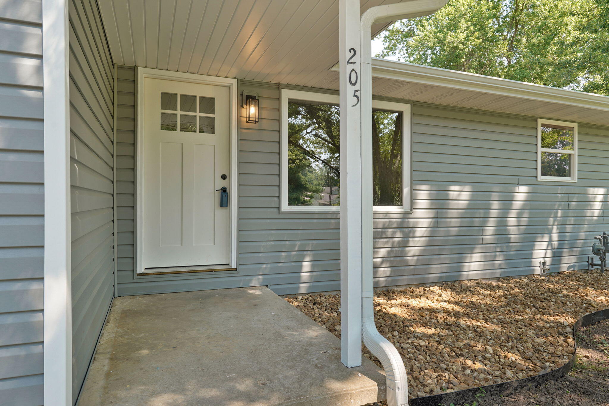 205 Kings Drive Property Photo 4