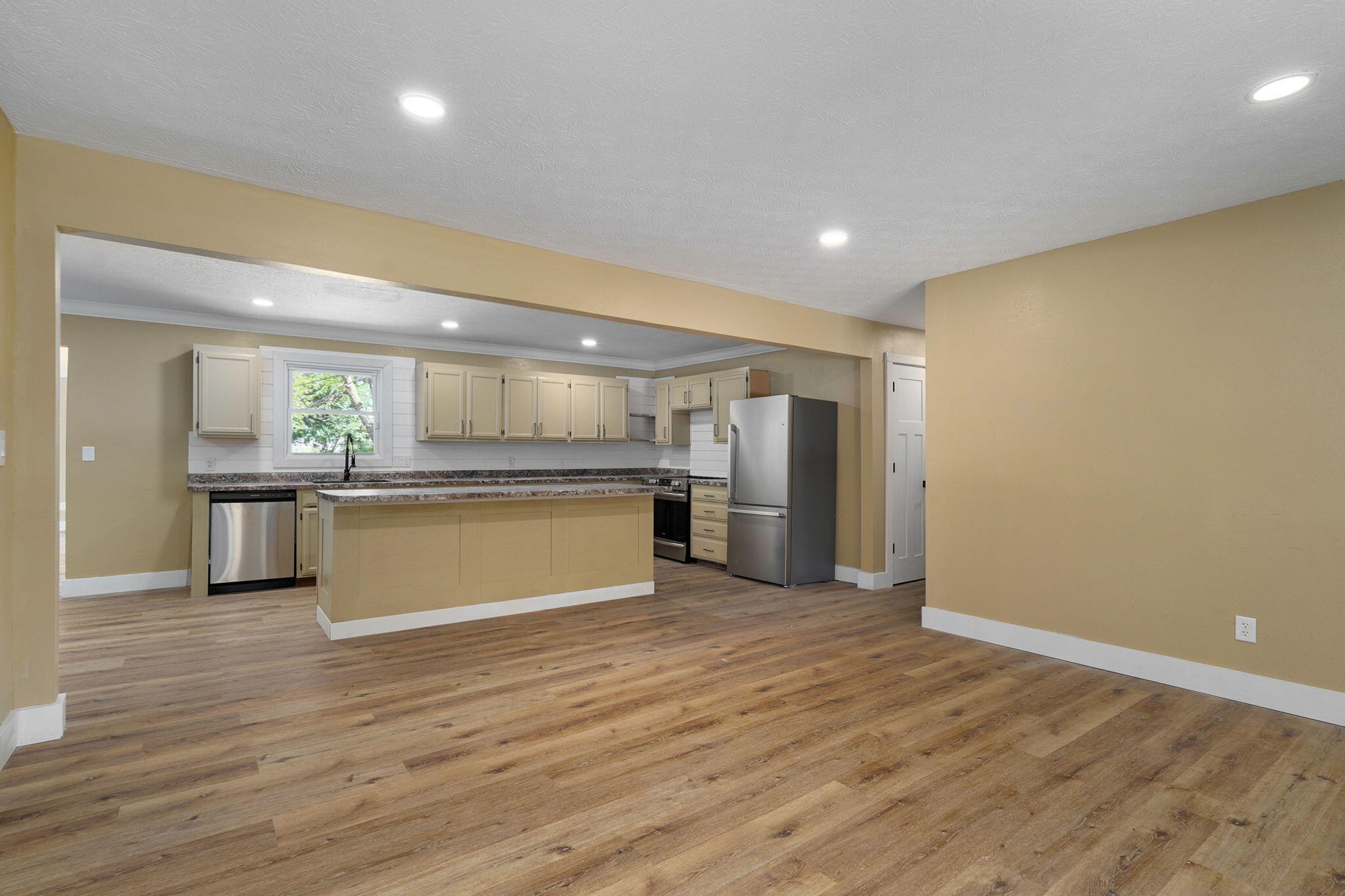 205 Kings Drive Property Photo 5