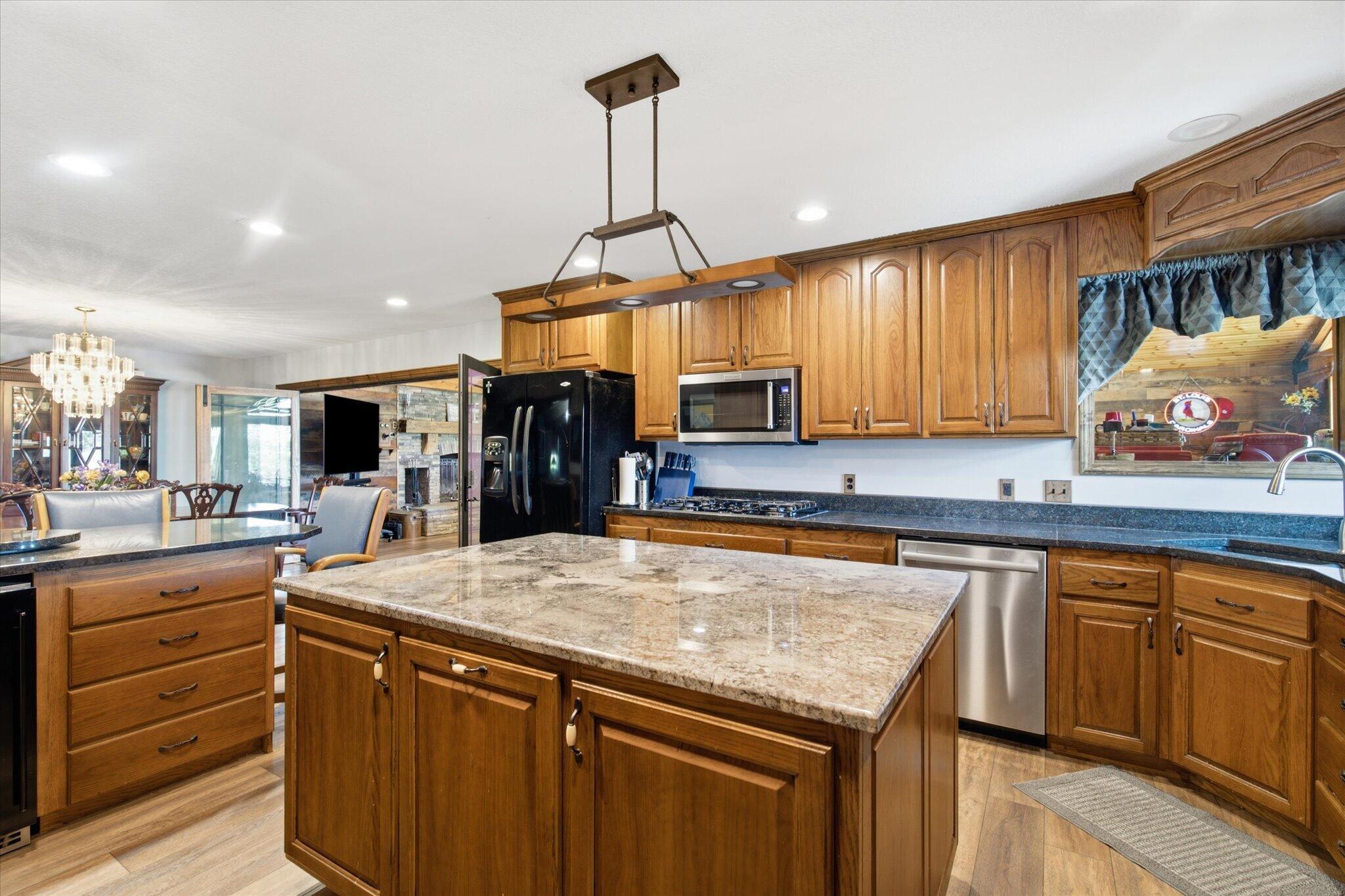 7802 & 779 2070 Property Photo 3