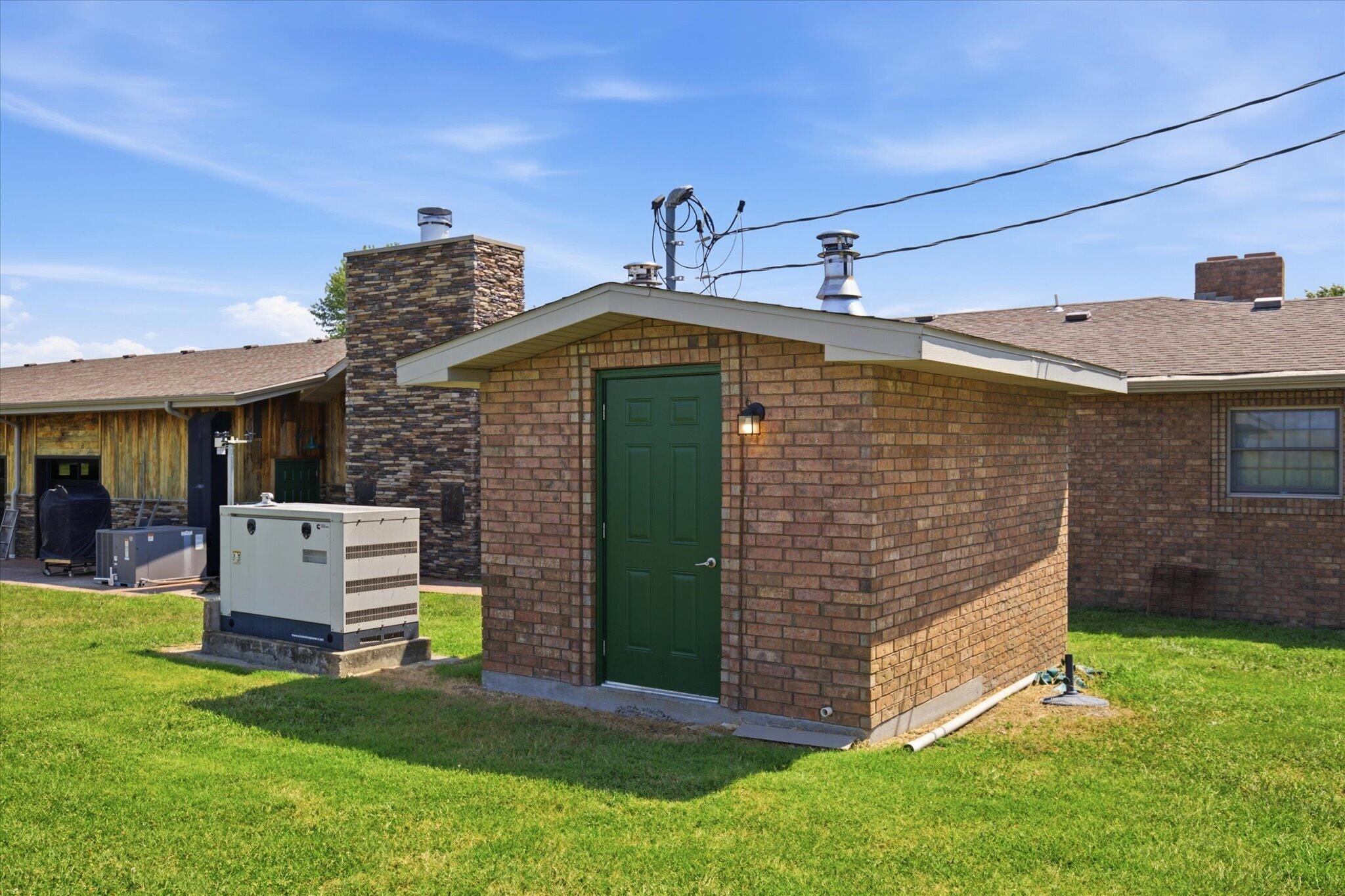 7802 & 779 2070 Property Photo 8