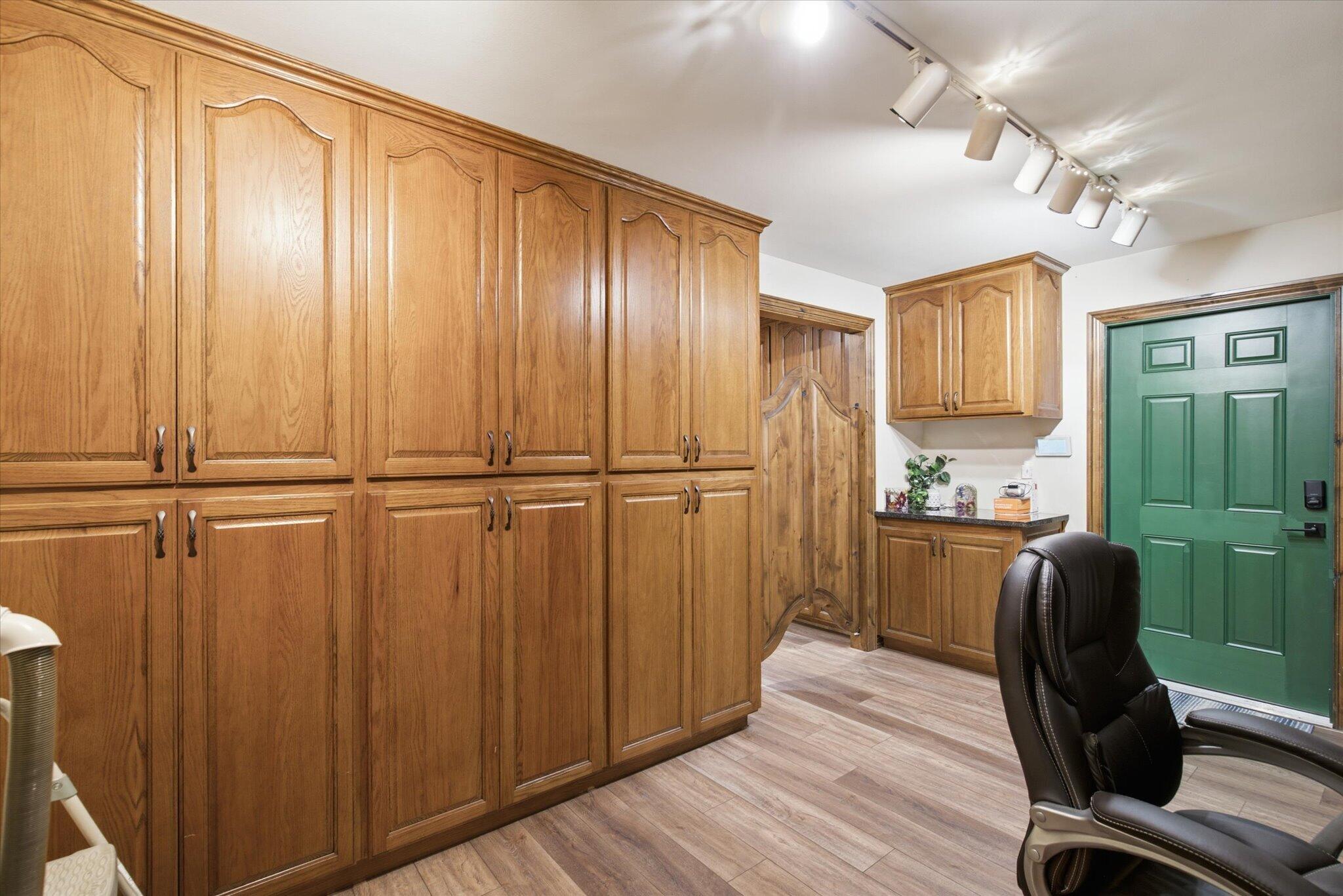 7802 & 779 2070 Property Photo 9