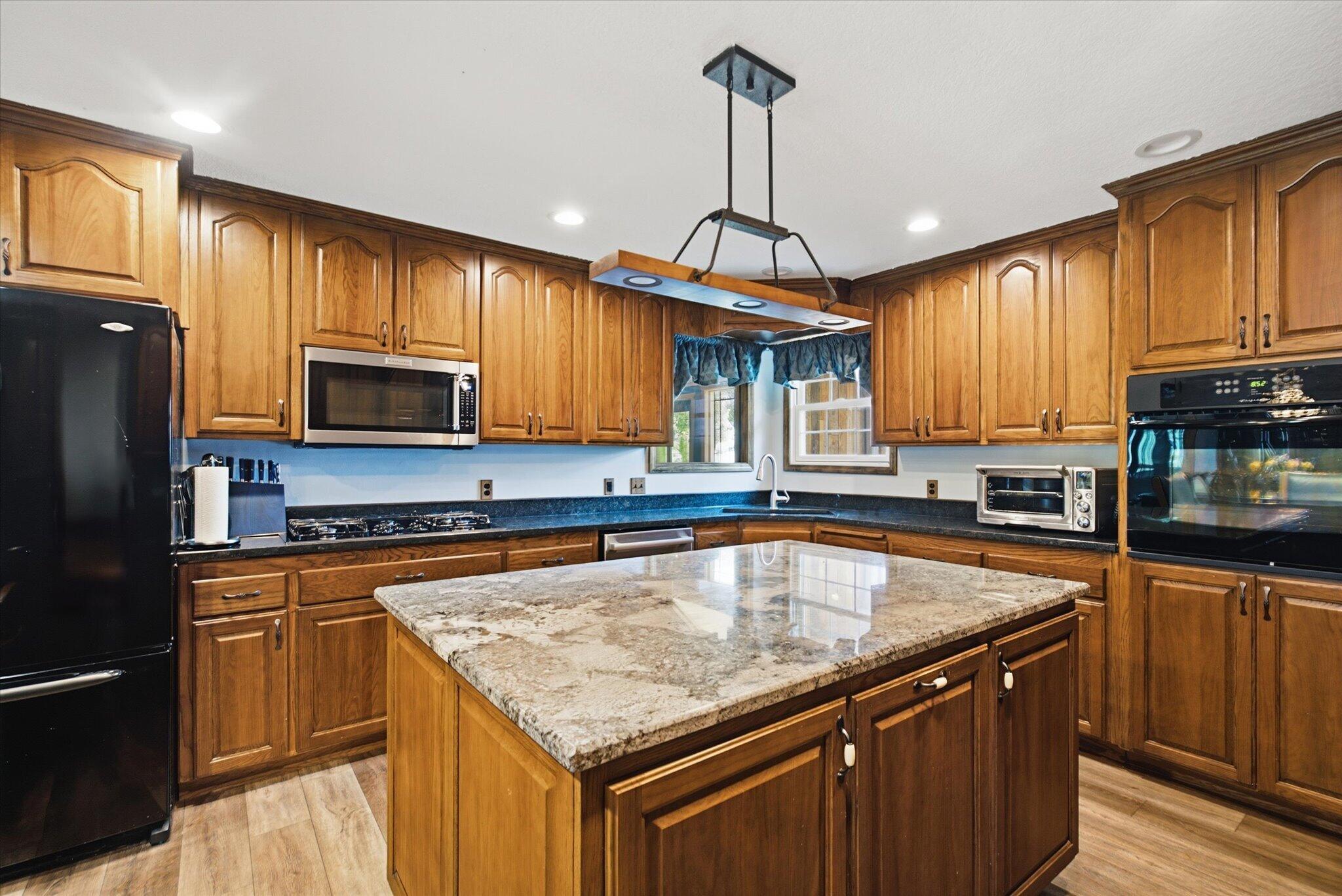 7802 & 779 2070 Property Photo 15