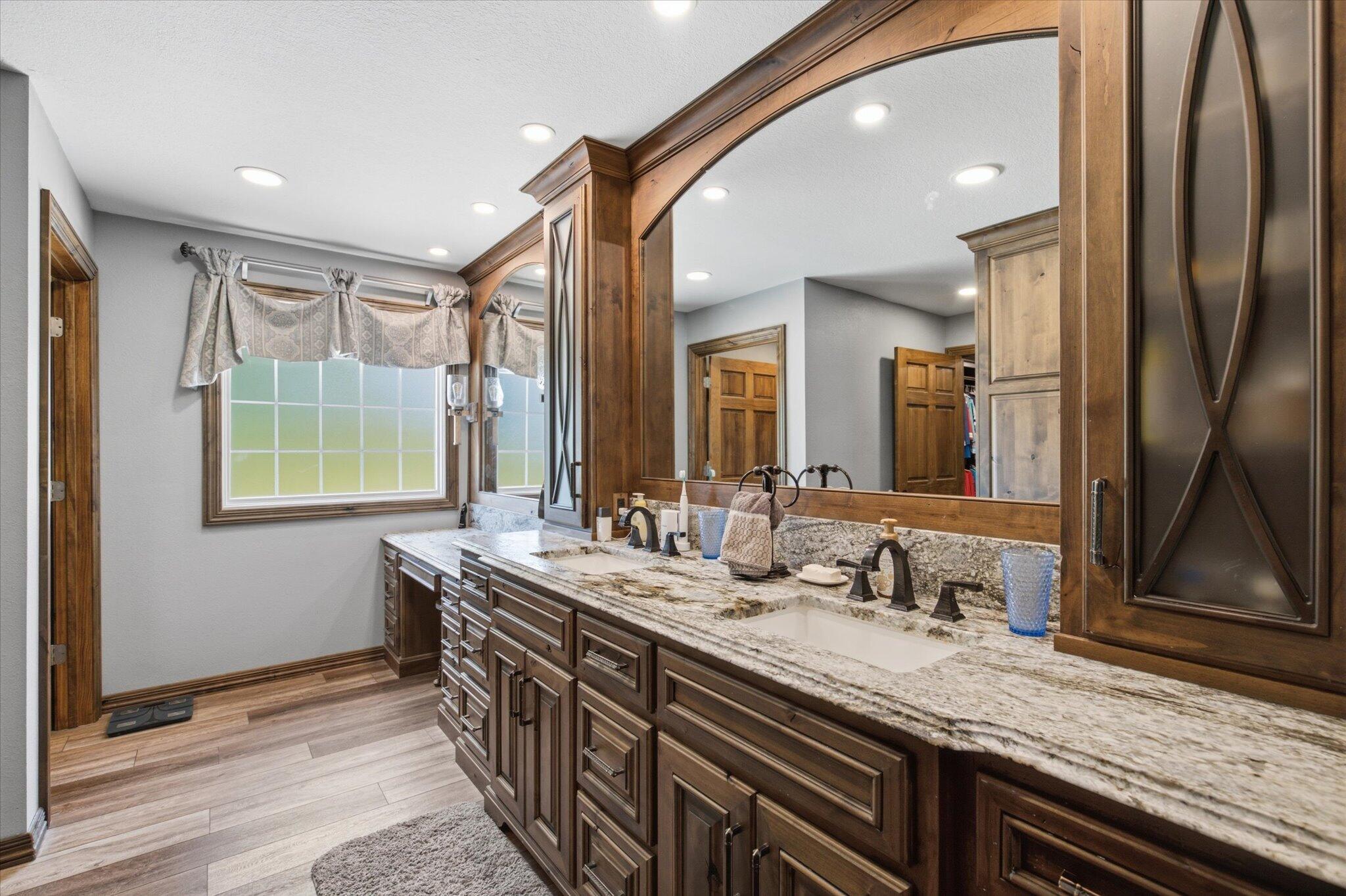 7802 & 779 2070 Property Photo 23