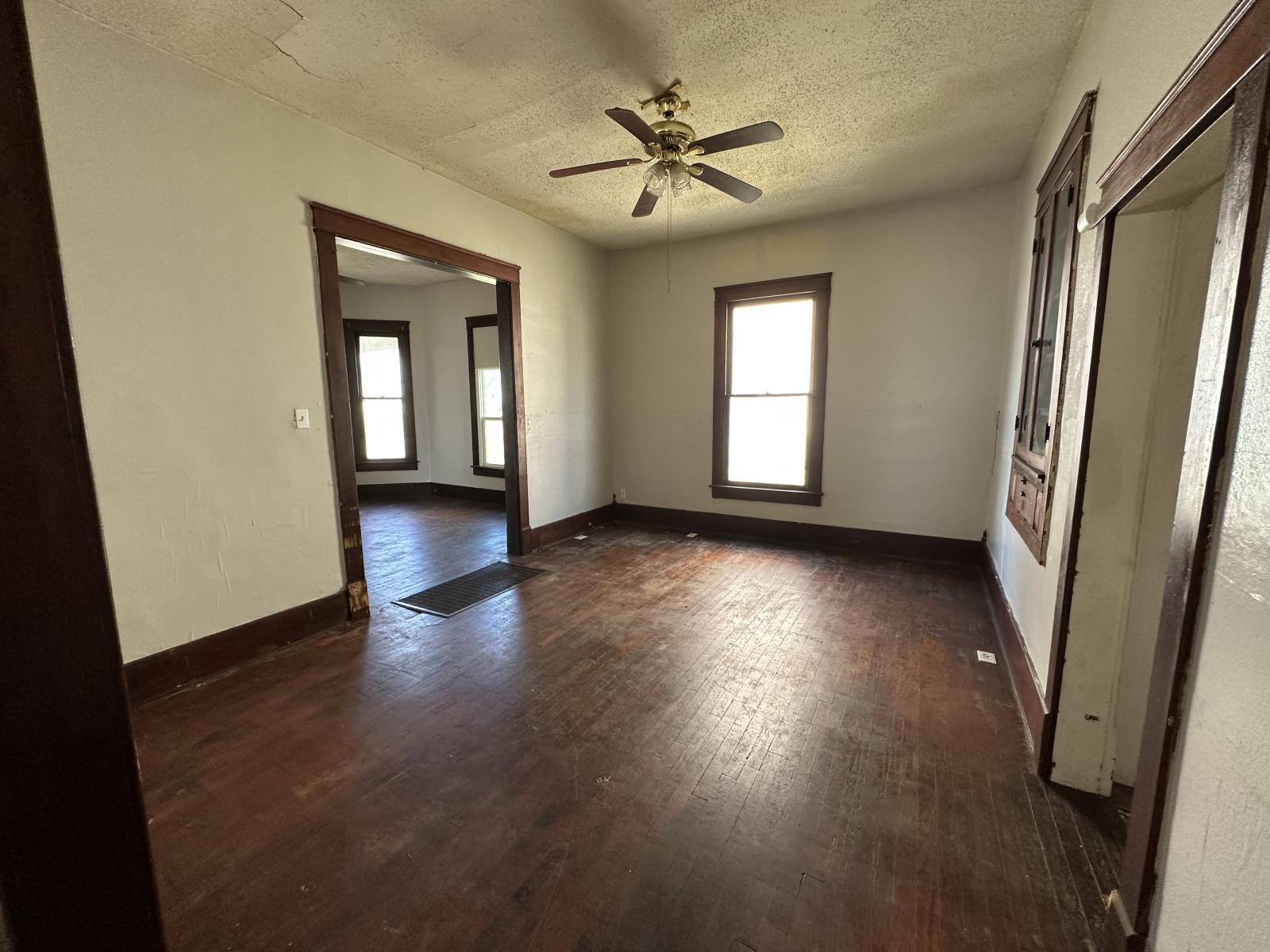 710 West 2nd Street Property Photo 2