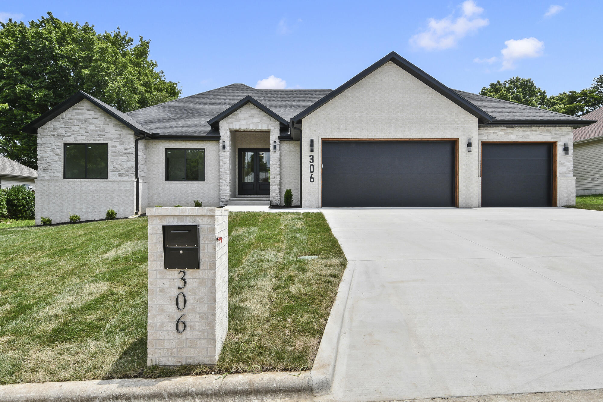 306 Park Cir Property Photo 1