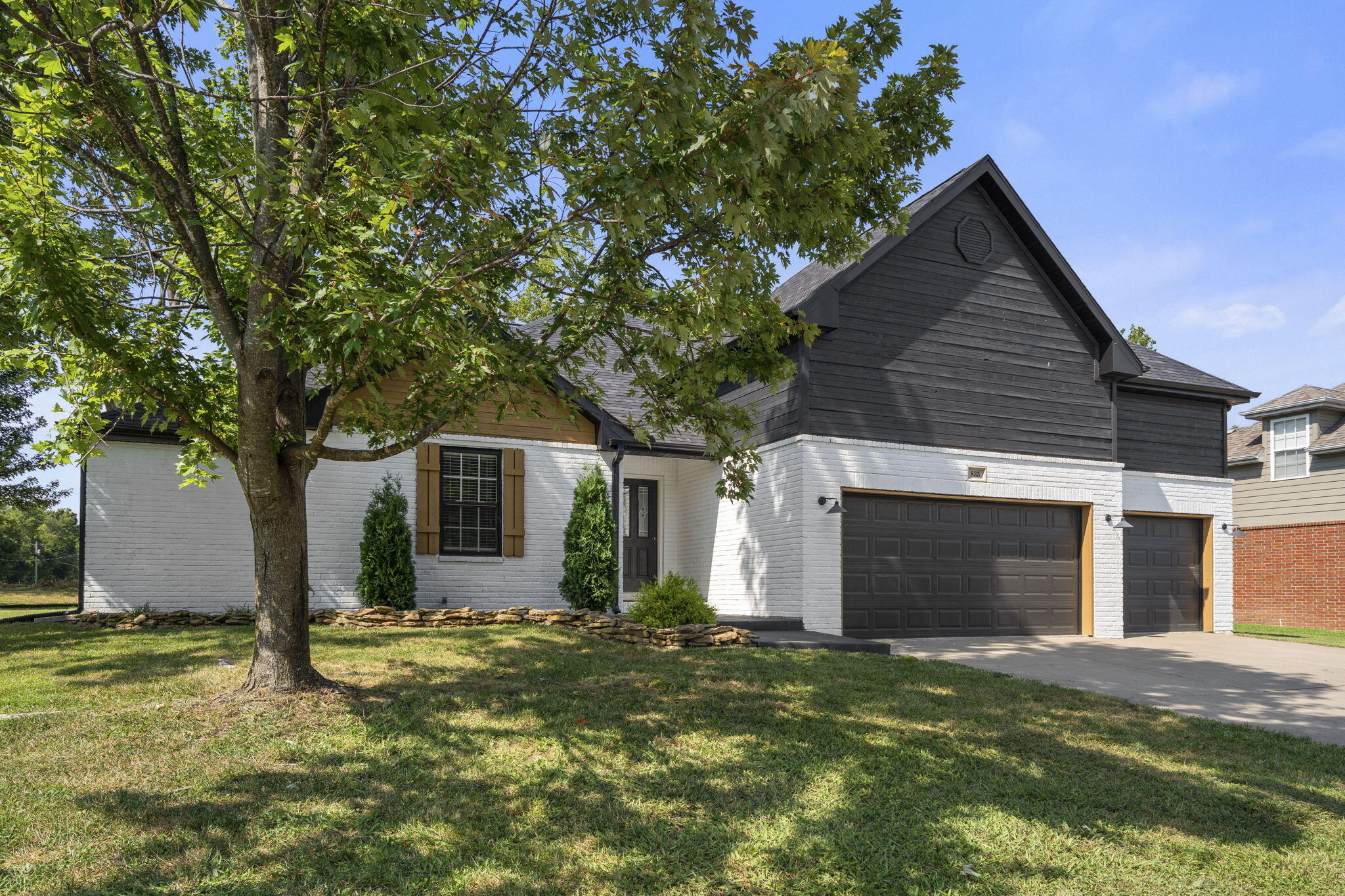 835 East Country Ridge Street Property Photo 3
