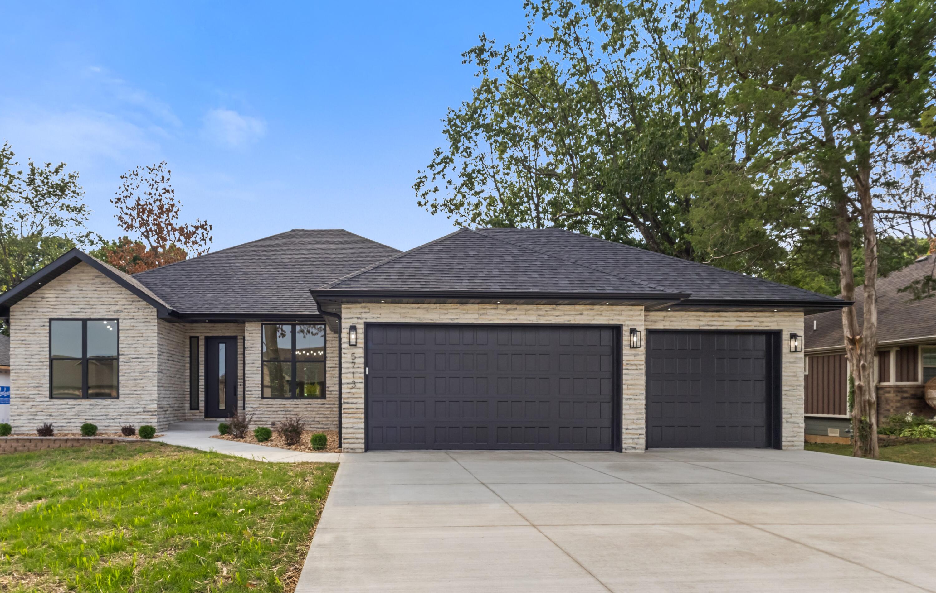5713 South Cloverdale Lane Property Photo 1