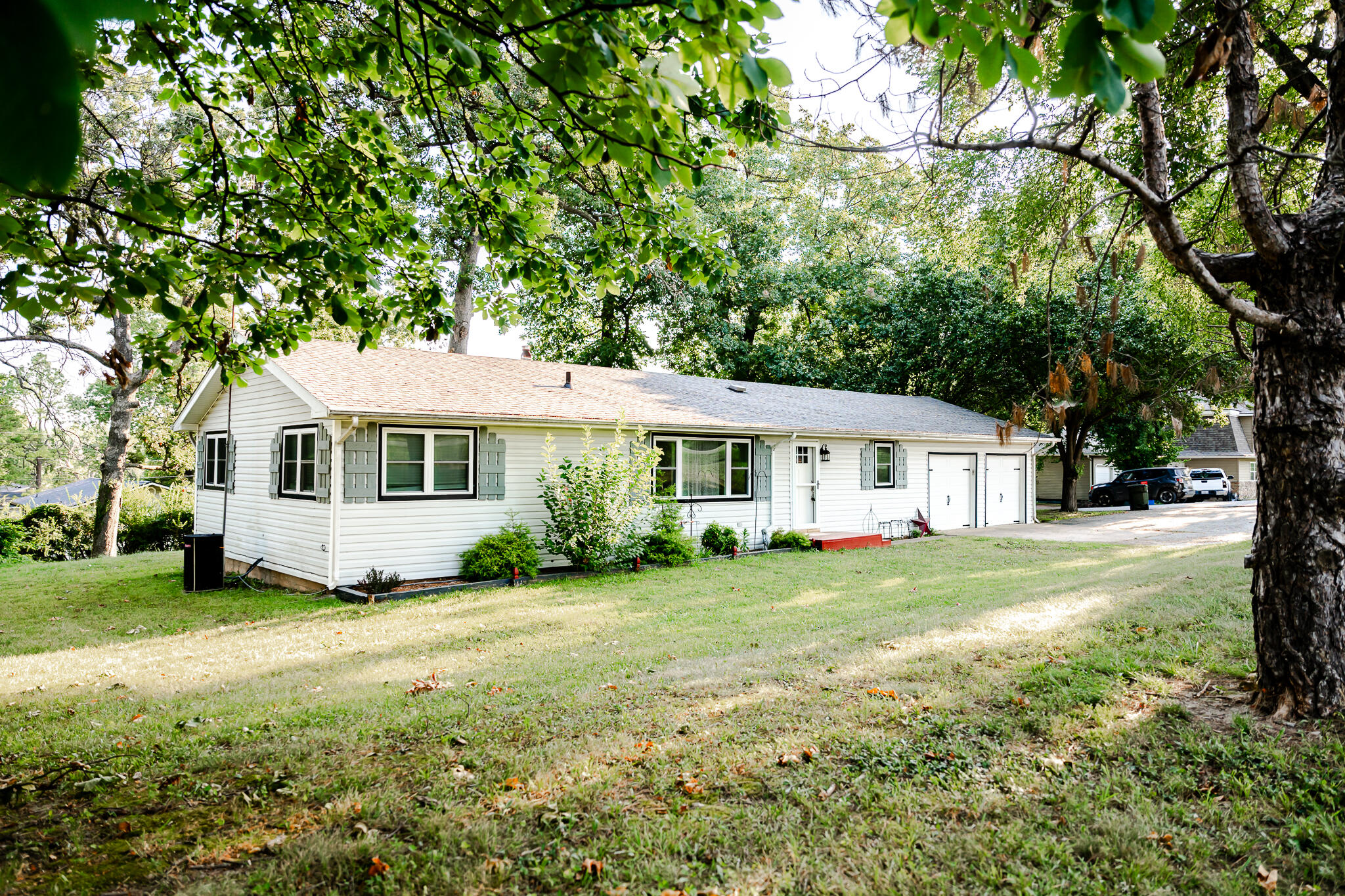 977 West Crestwood Drive Property Photo 1