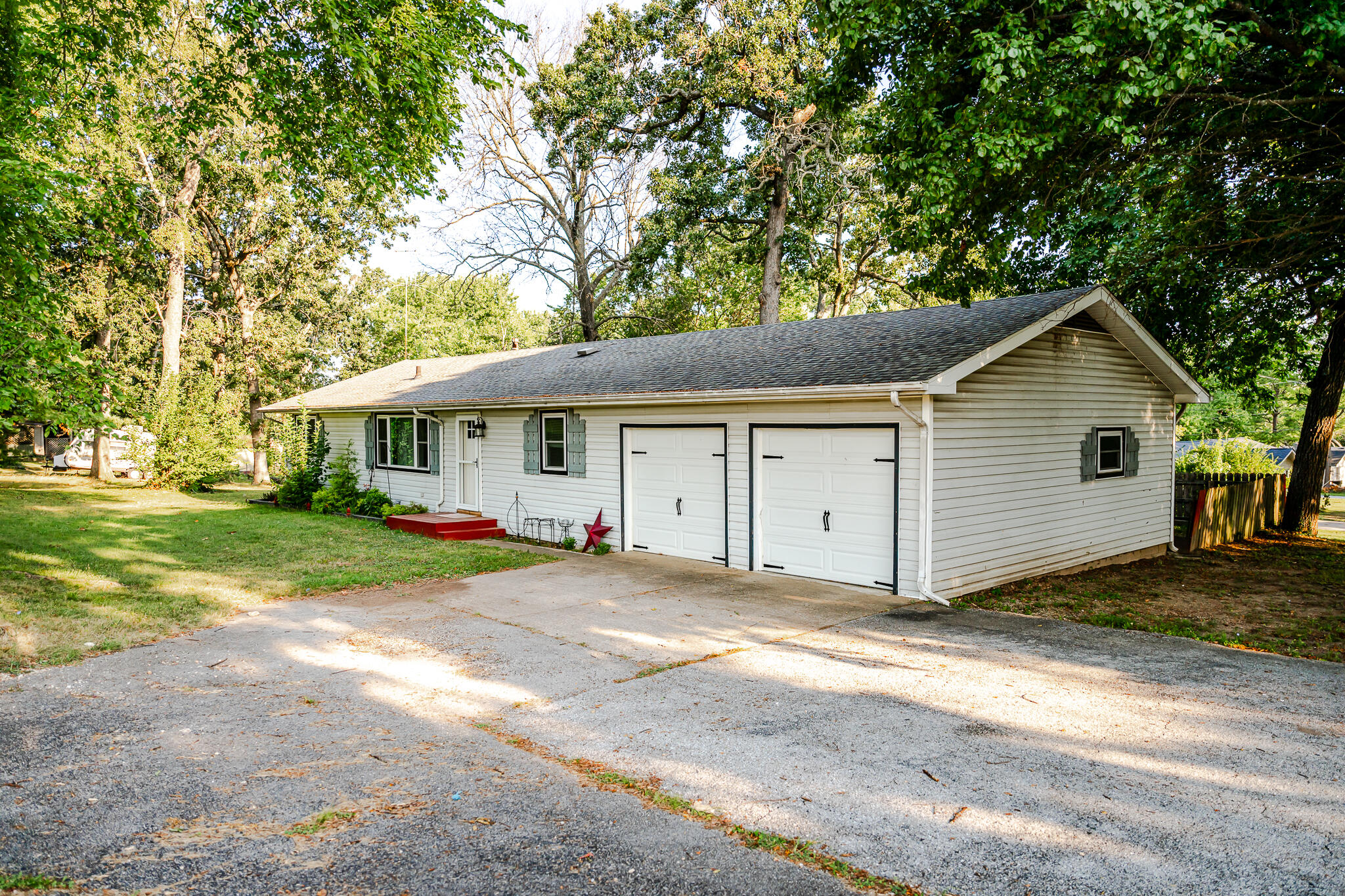 977 West Crestwood Drive Property Photo 3