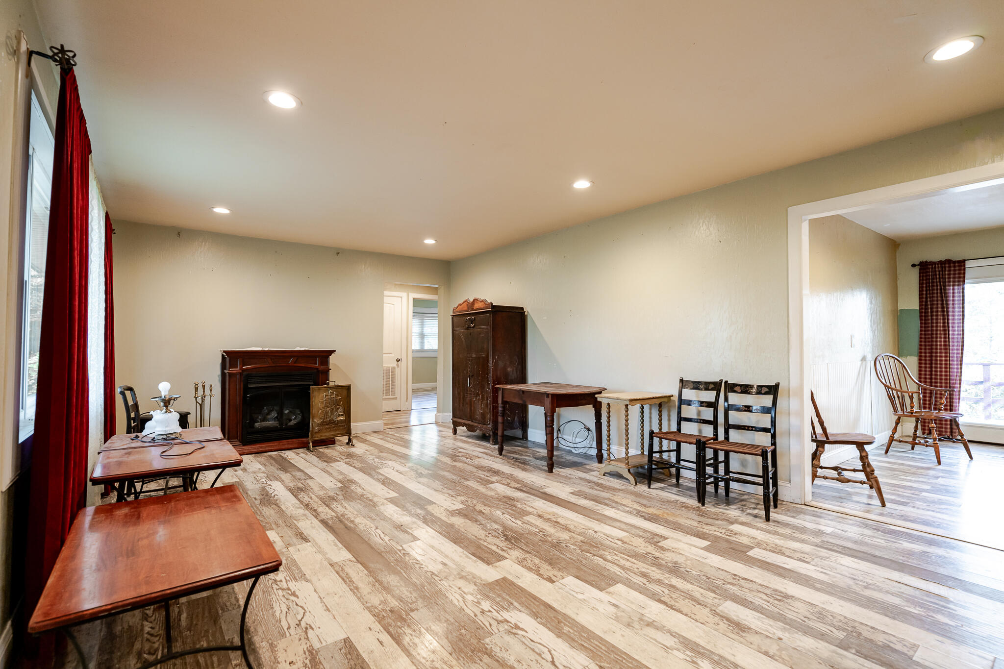 977 West Crestwood Drive Property Photo 4