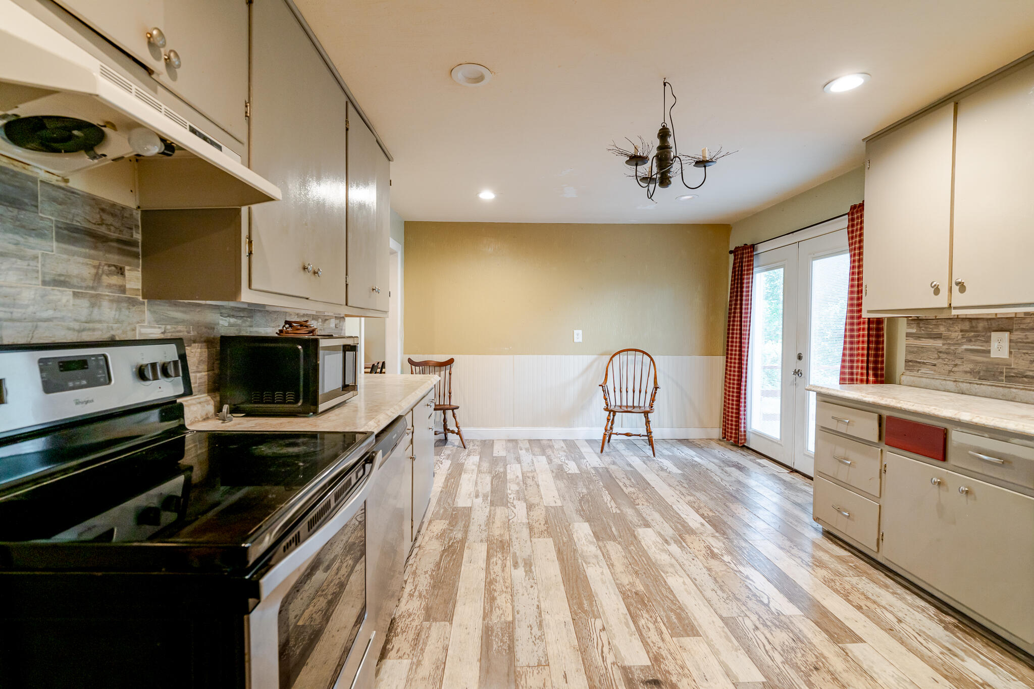 977 West Crestwood Drive Property Photo 10