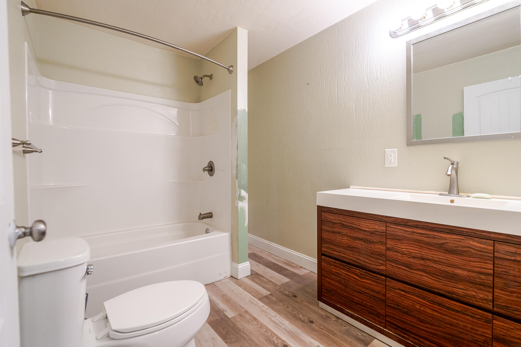 977 West Crestwood Drive Property Photo 12