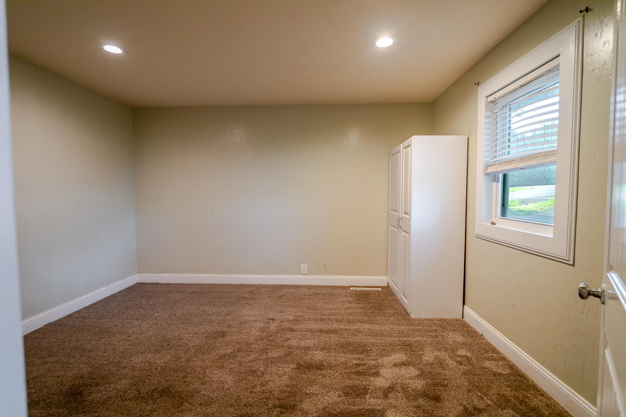 977 West Crestwood Drive Property Photo 13
