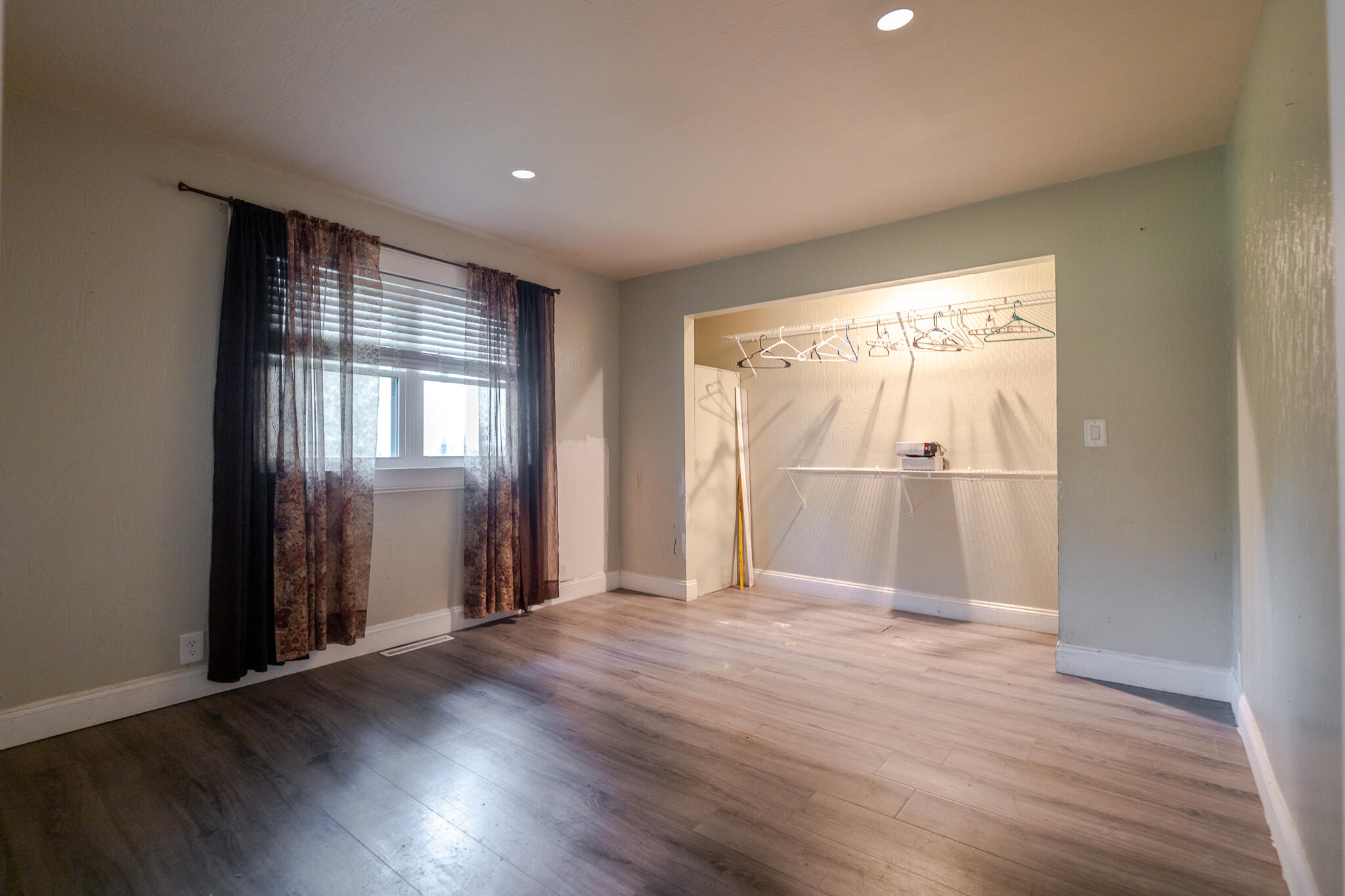 977 West Crestwood Drive Property Photo 14