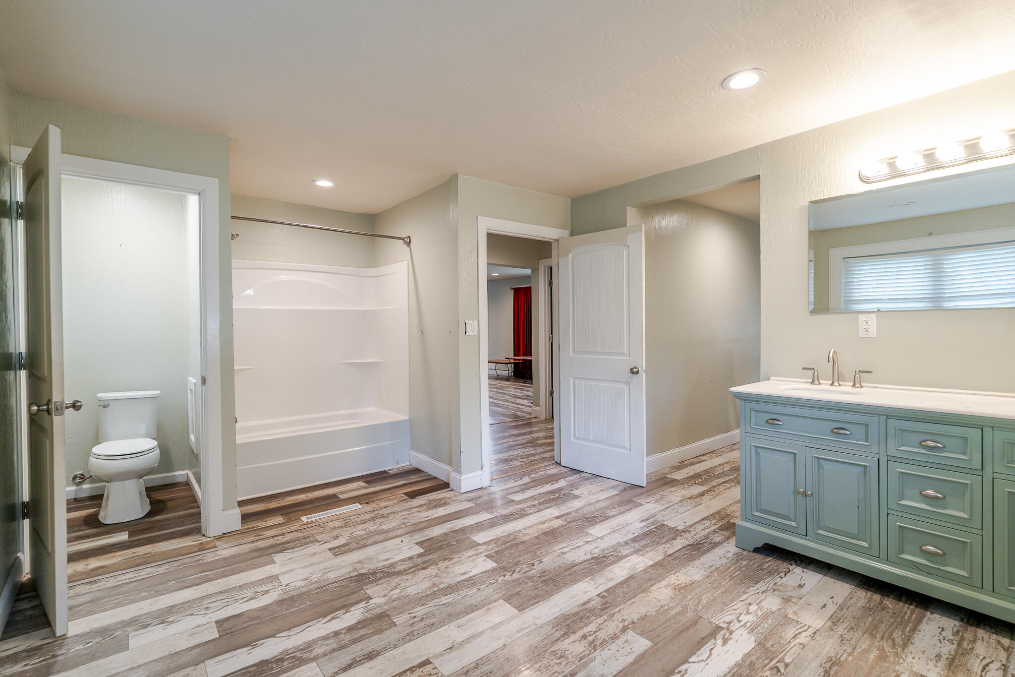 977 West Crestwood Drive Property Photo 15