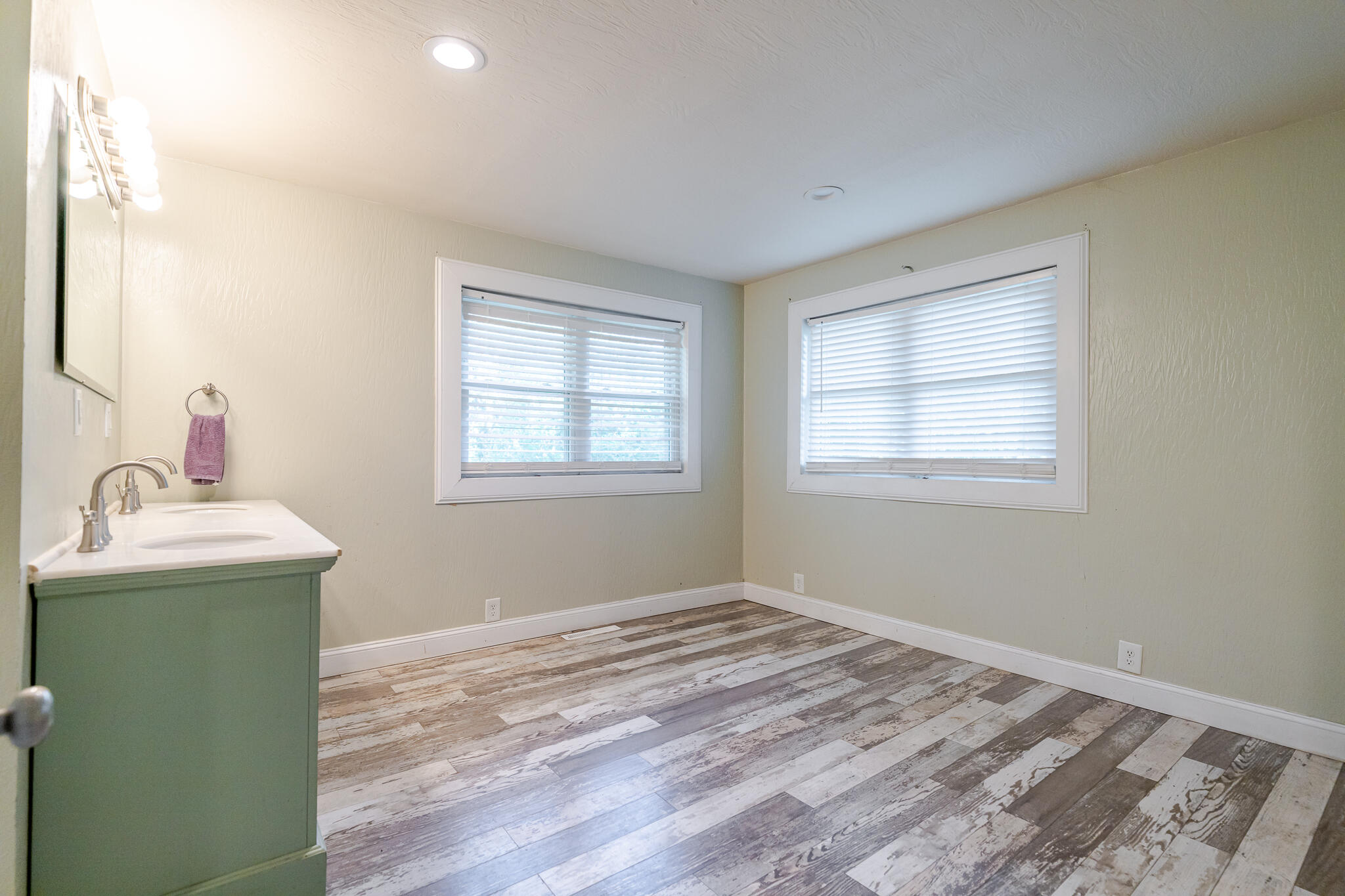 977 West Crestwood Drive Property Photo 17