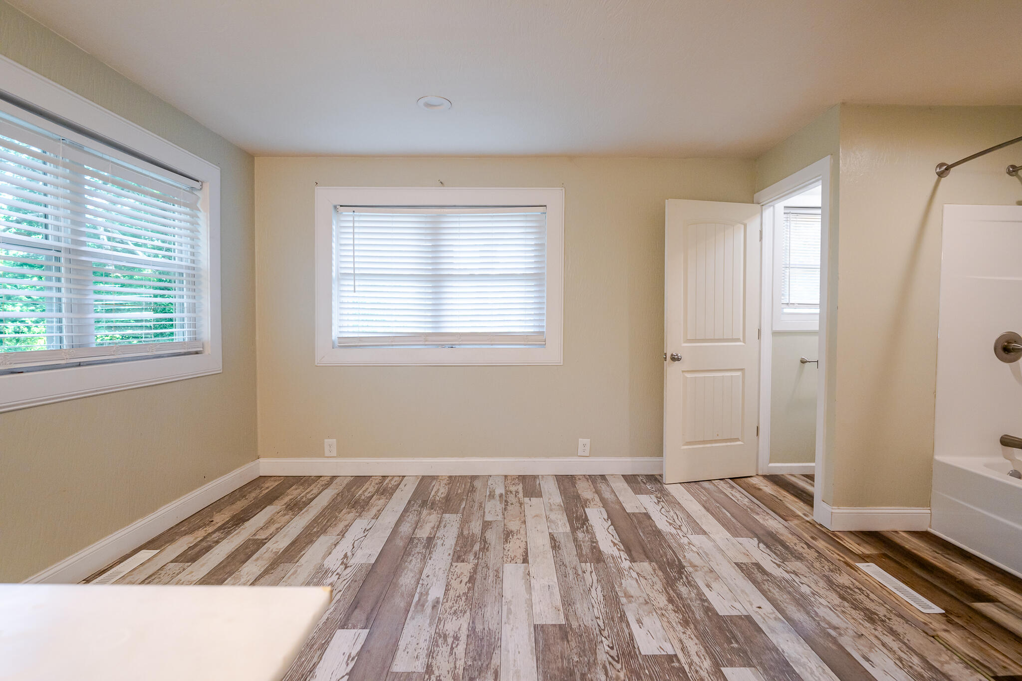 977 West Crestwood Drive Property Photo 18