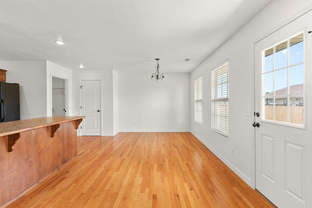 614 South Ashton Avenue Property Photo 9