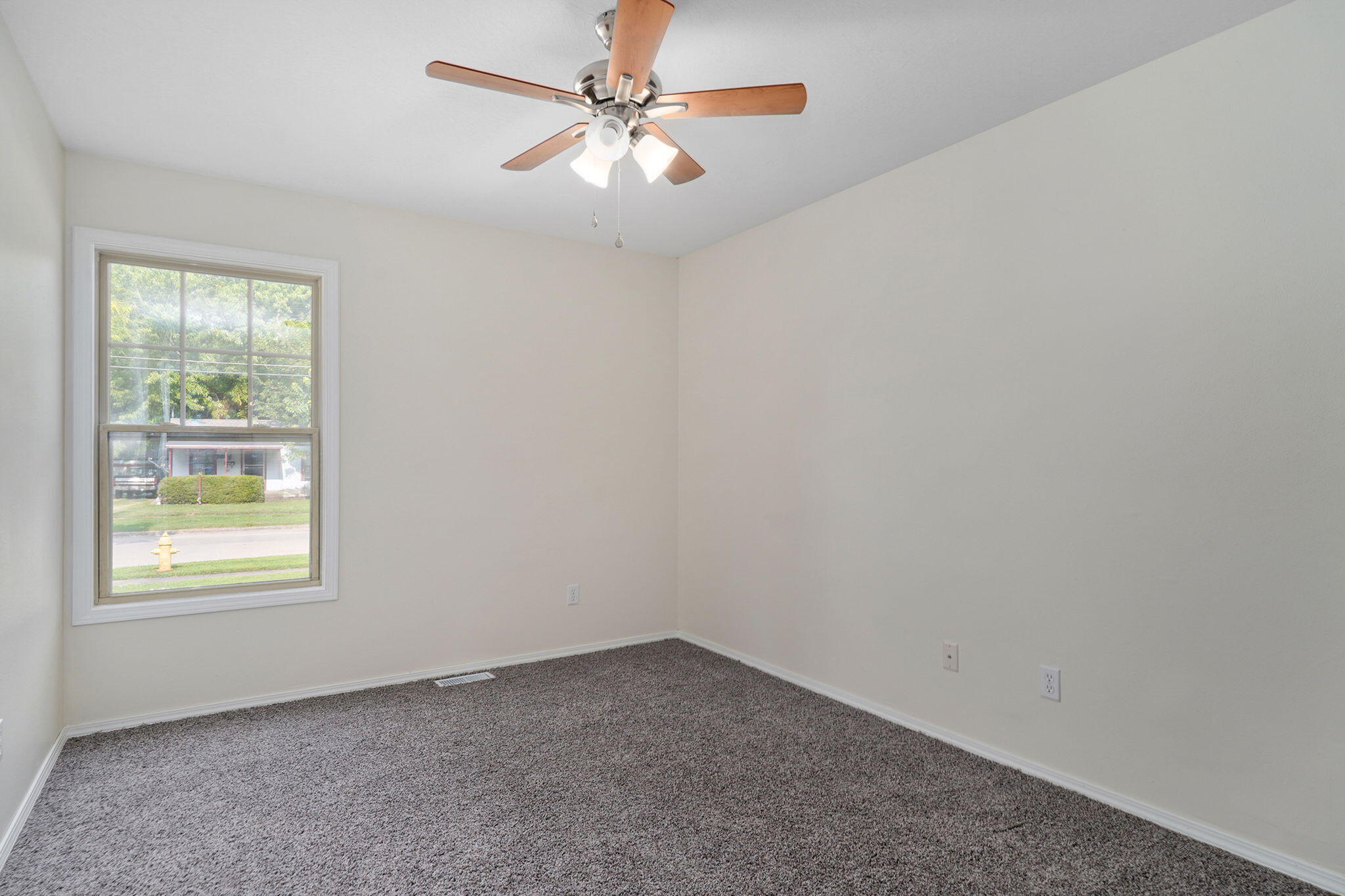 2134 North Howard Avenue Property Photo 9