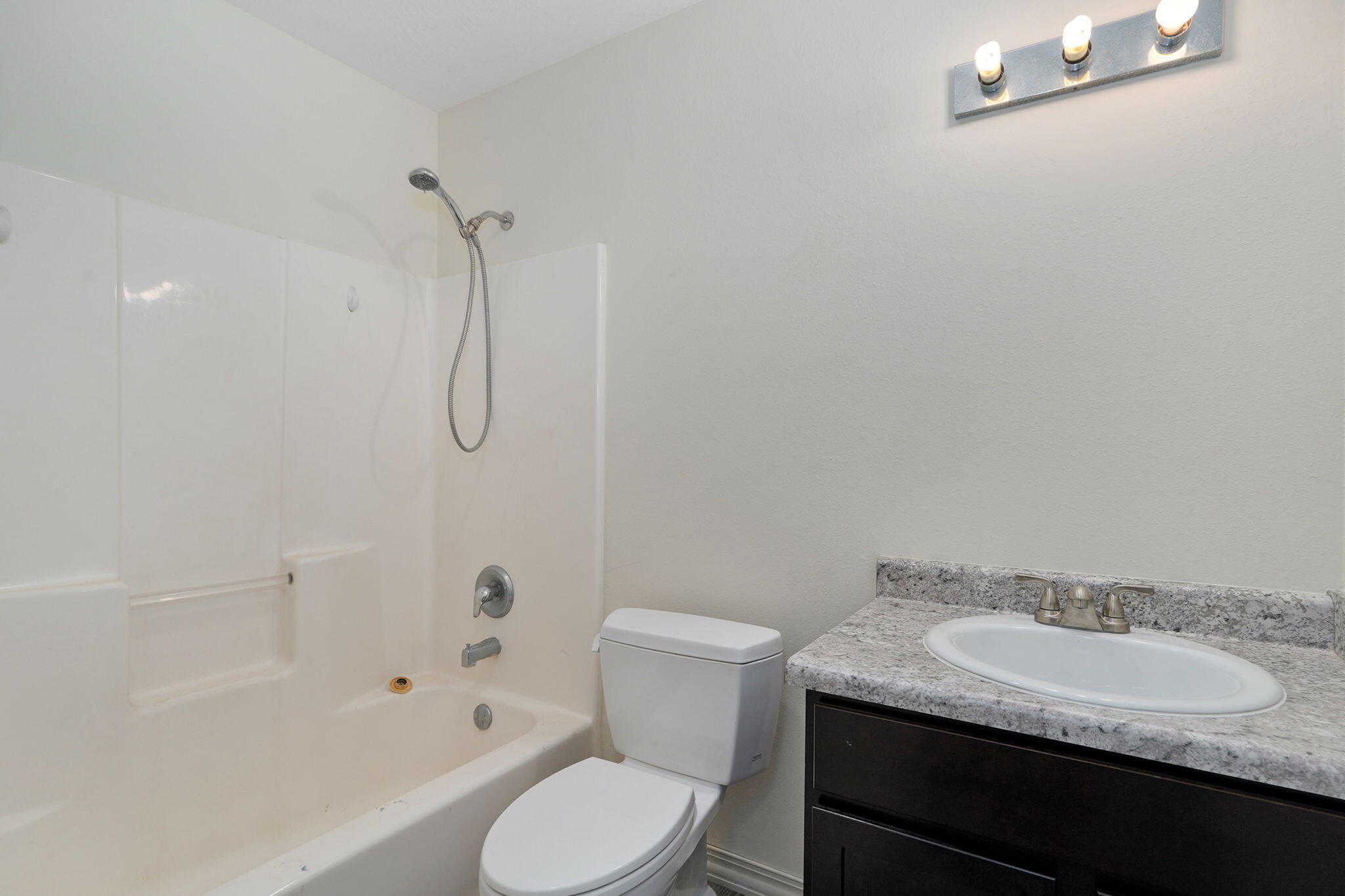 2134 North Howard Avenue Property Photo 10