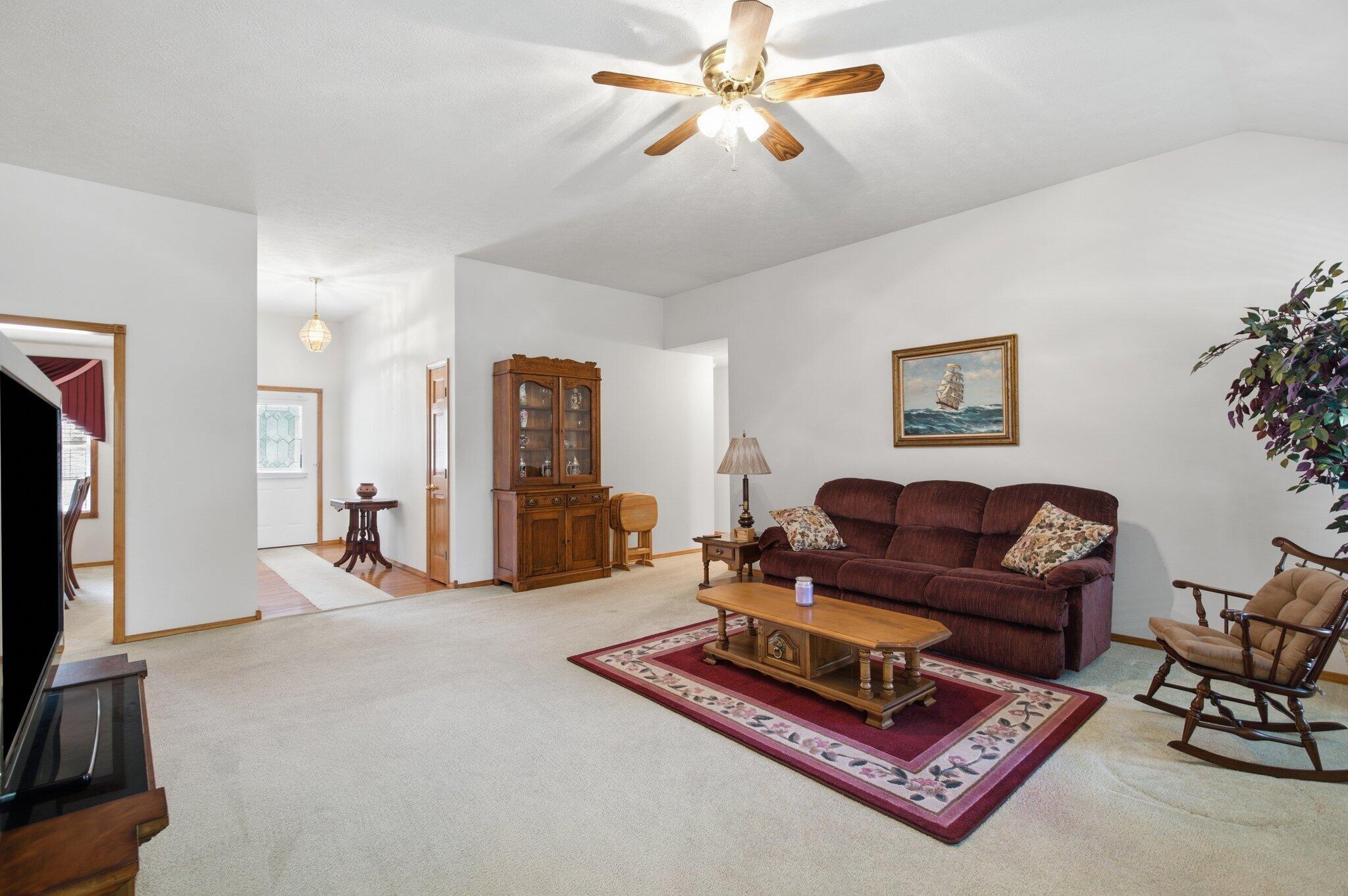 1611 East Barnes Street Property Photo 6
