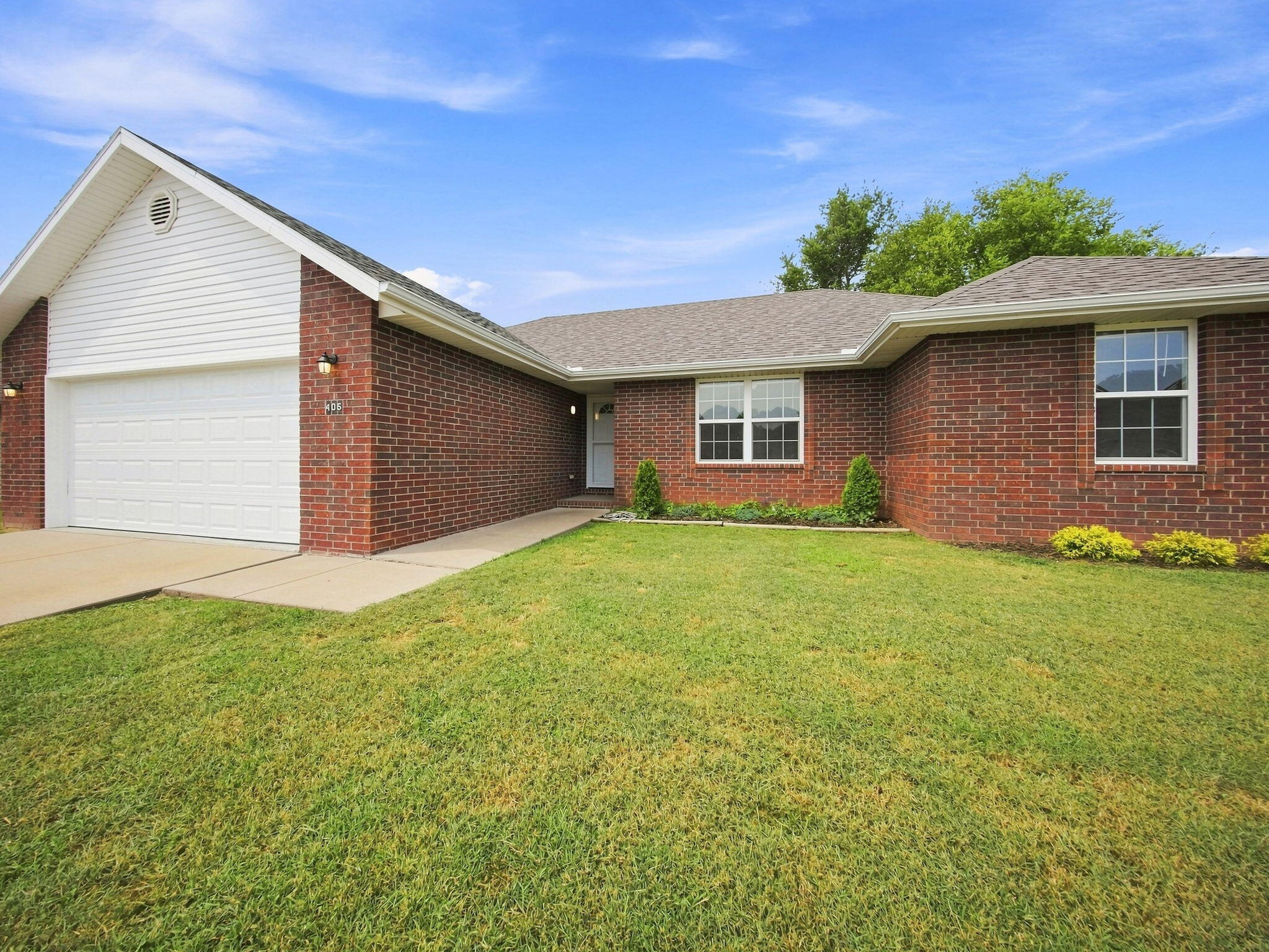 405 East Whitethorn Drive Property Photo 3