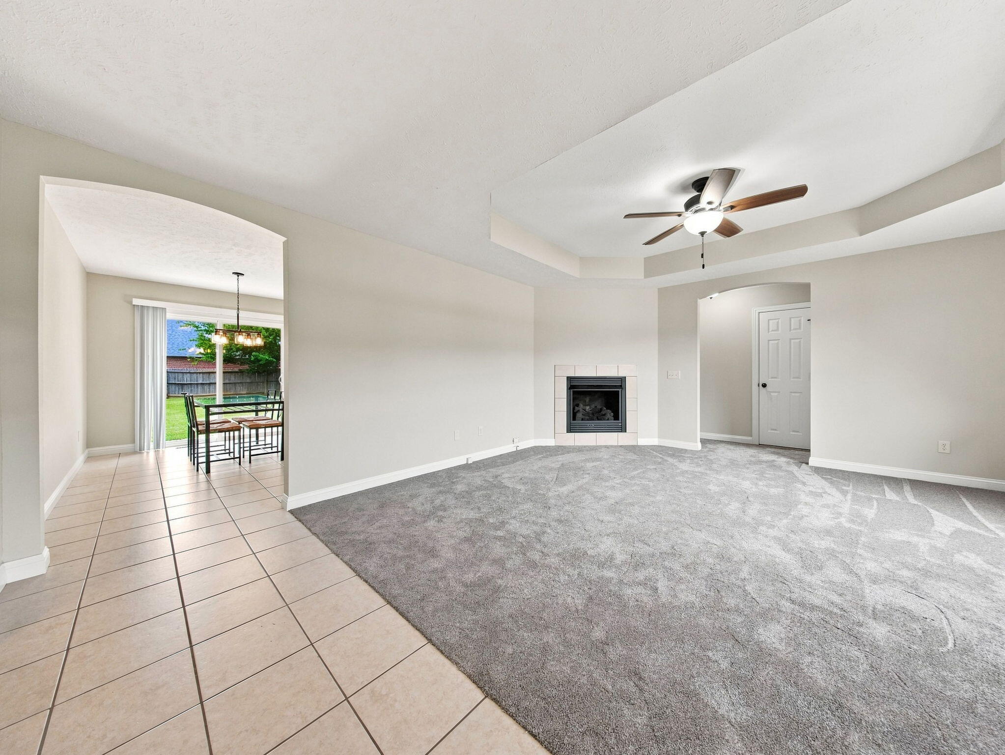 405 East Whitethorn Drive Property Photo 4