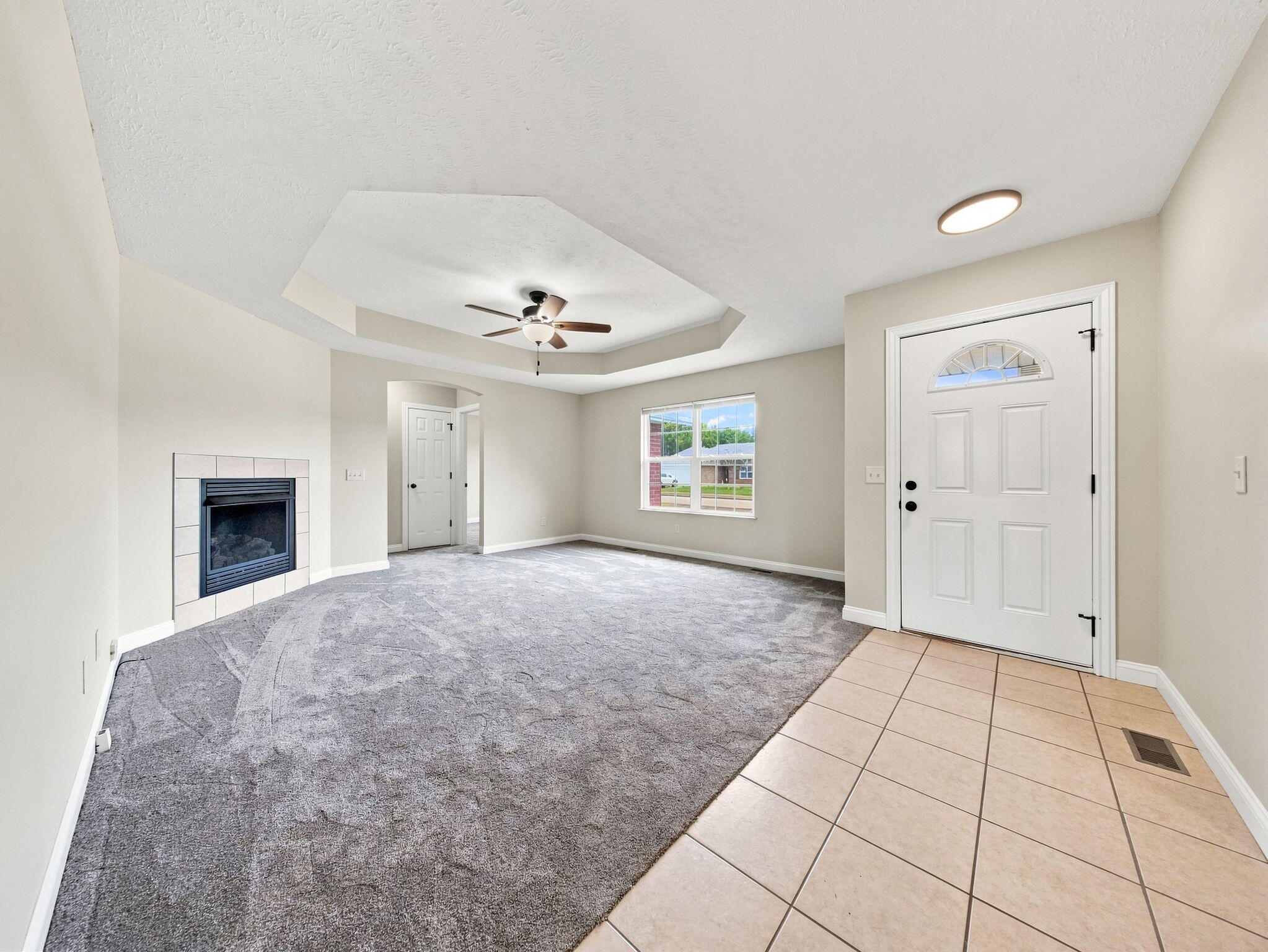 405 East Whitethorn Drive Property Photo 5