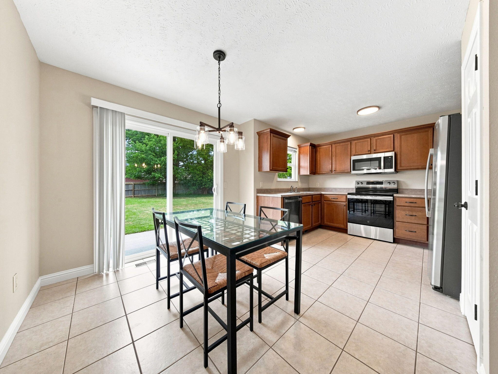 405 East Whitethorn Drive Property Photo 7