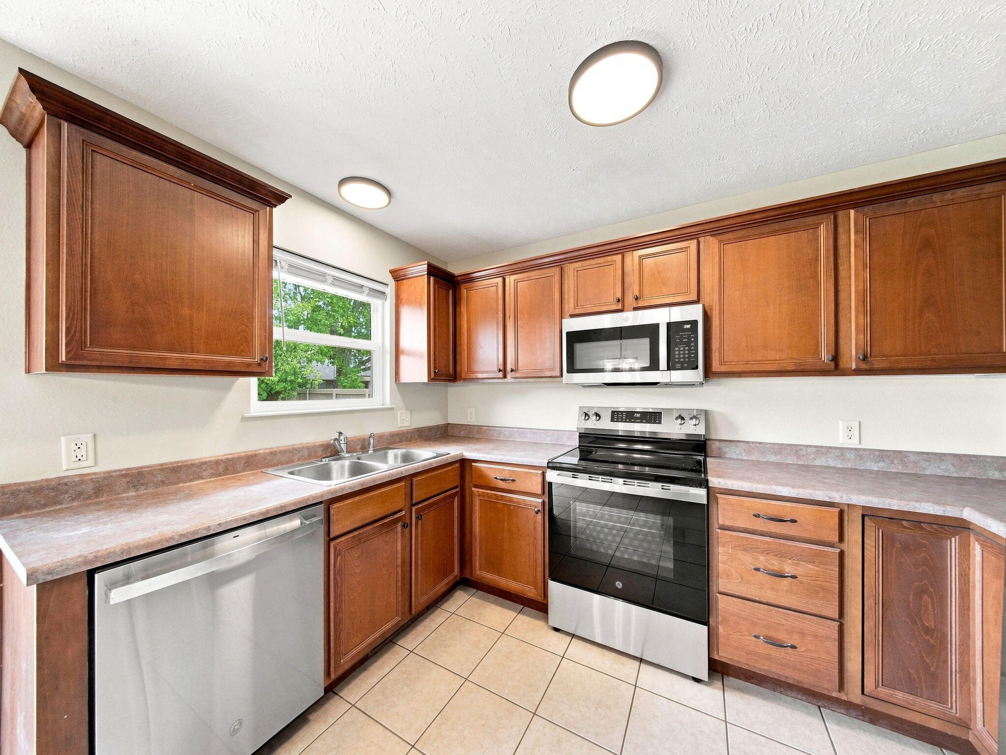 405 East Whitethorn Drive Property Photo 9