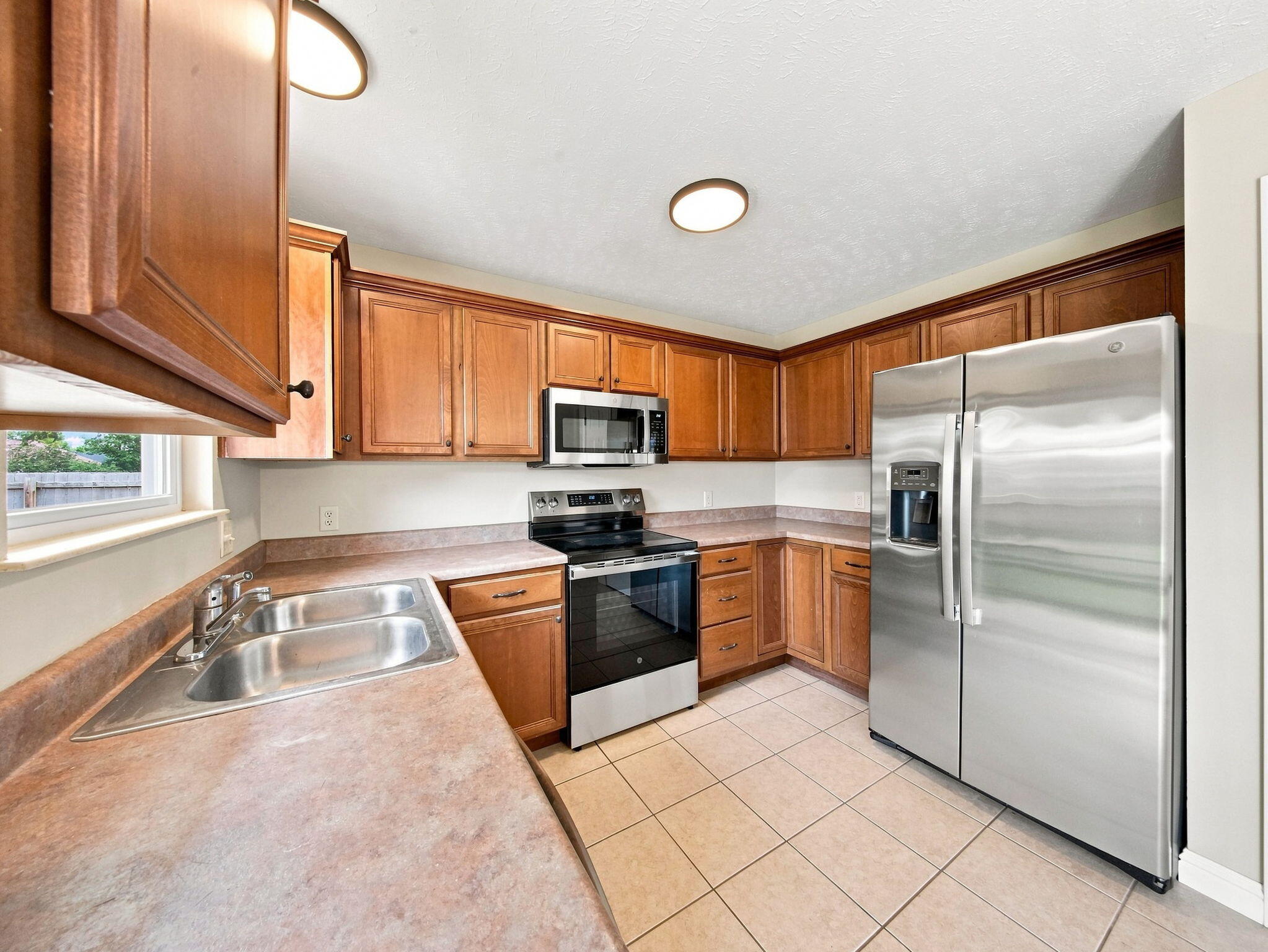 405 East Whitethorn Drive Property Photo 10