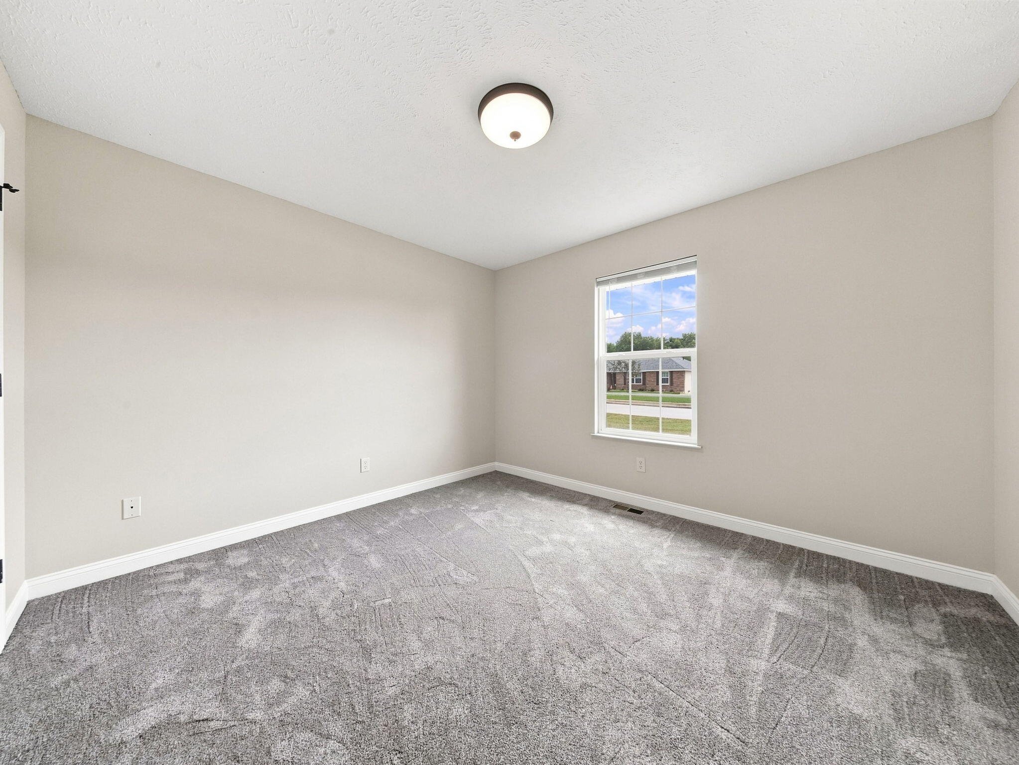 405 East Whitethorn Drive Property Photo 16