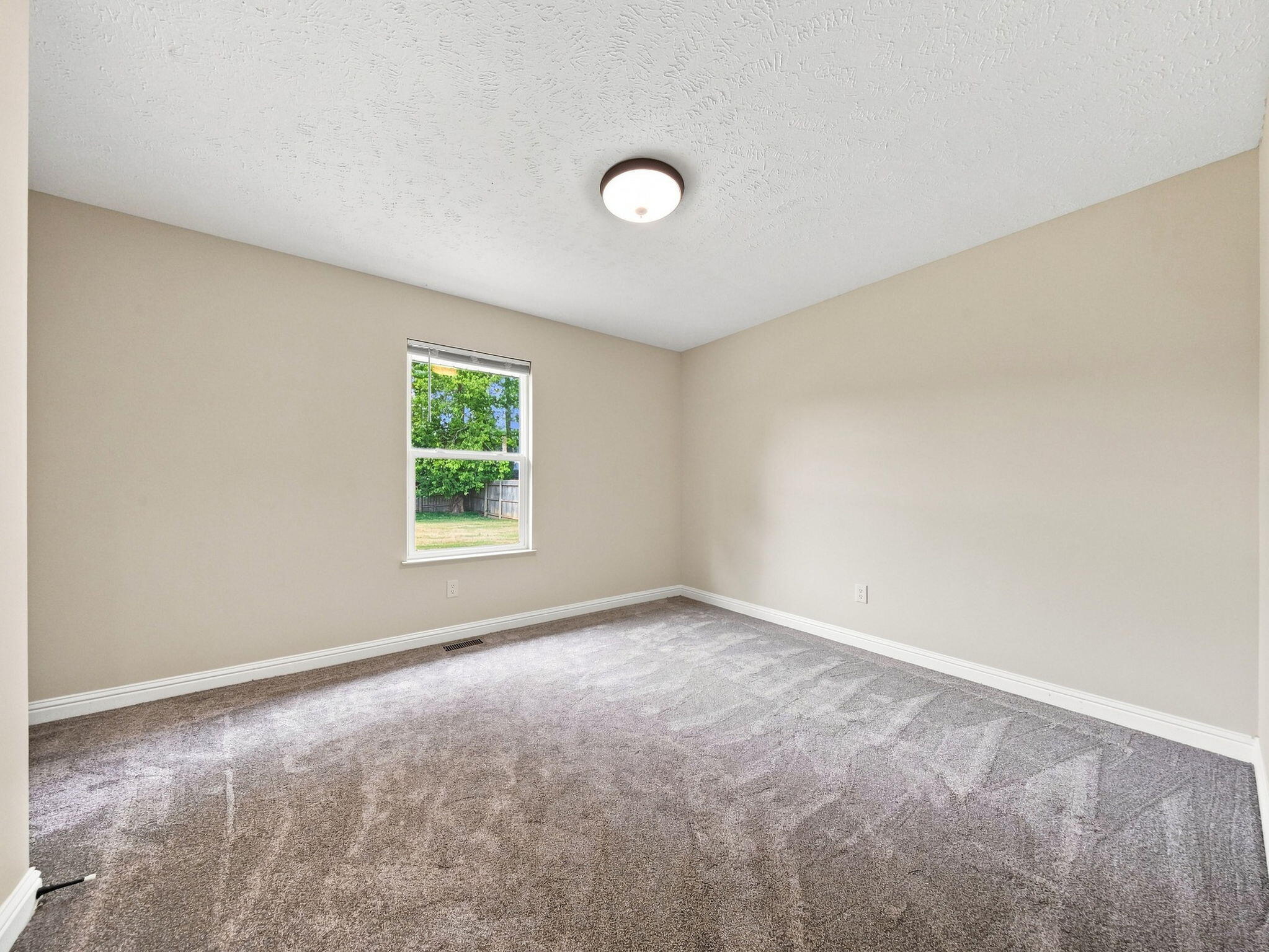 405 East Whitethorn Drive Property Photo 19